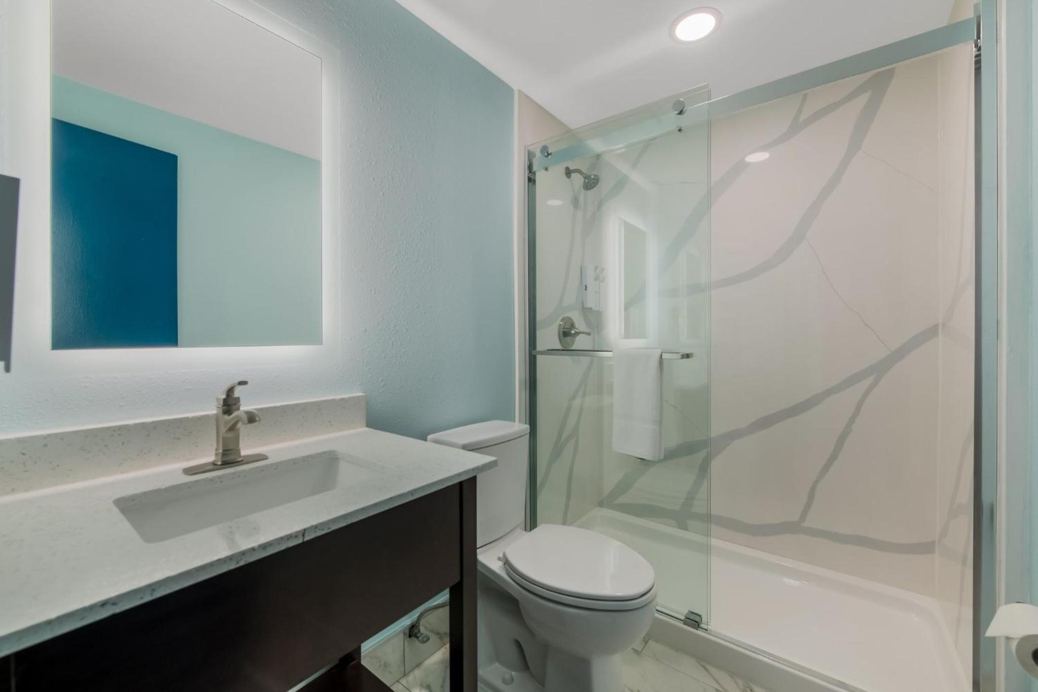 Premium Two Double Beds with Partial Ocean View Smoke Free (Upgraded Bedding) - Photo 10