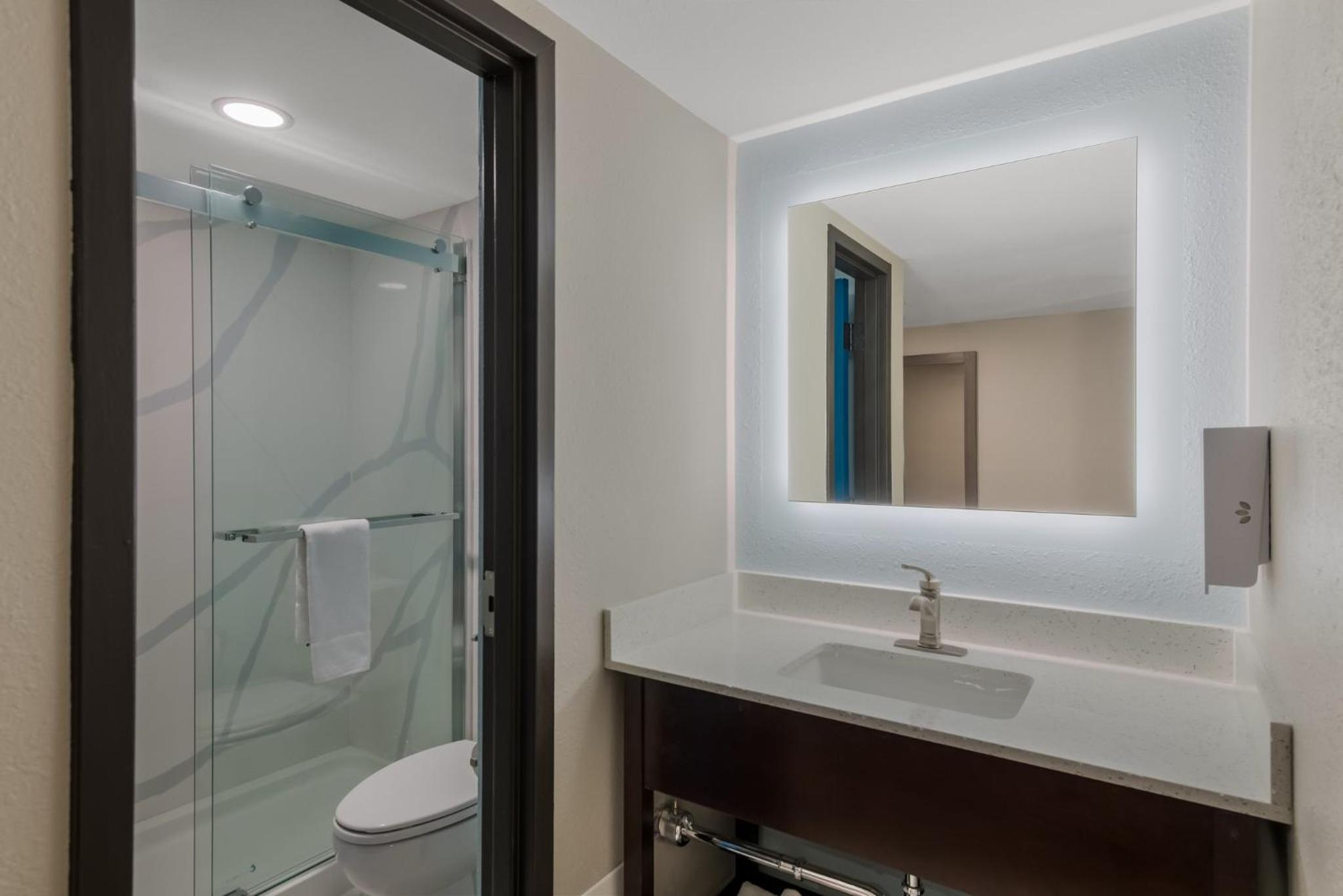 Premium Two Double Beds with Partial Ocean View Smoke Free (Upgraded Bedding) - Photo 7