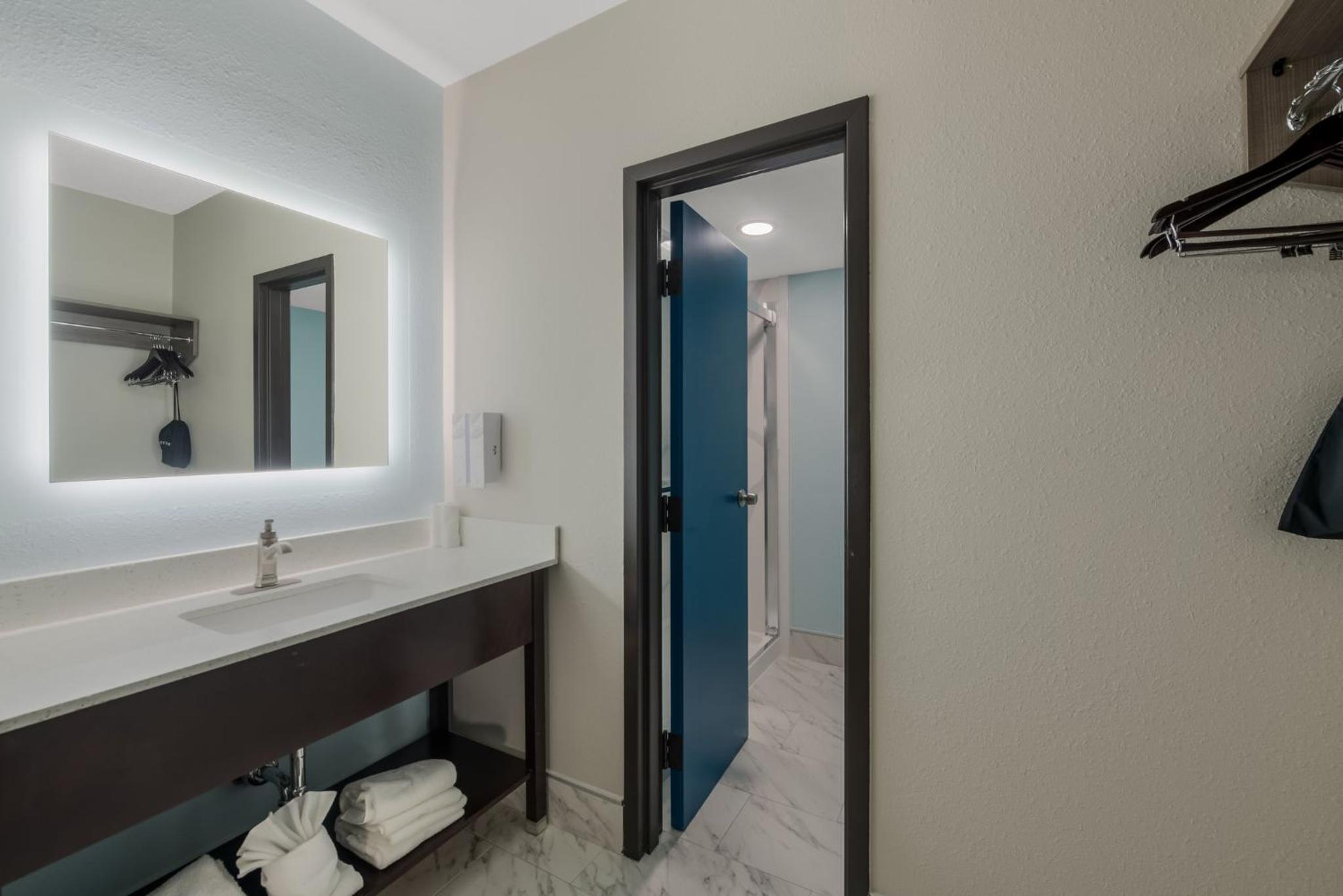 Premium Two Double Beds with Partial Ocean View Smoke Free (Upgraded Bedding) - Photo 8