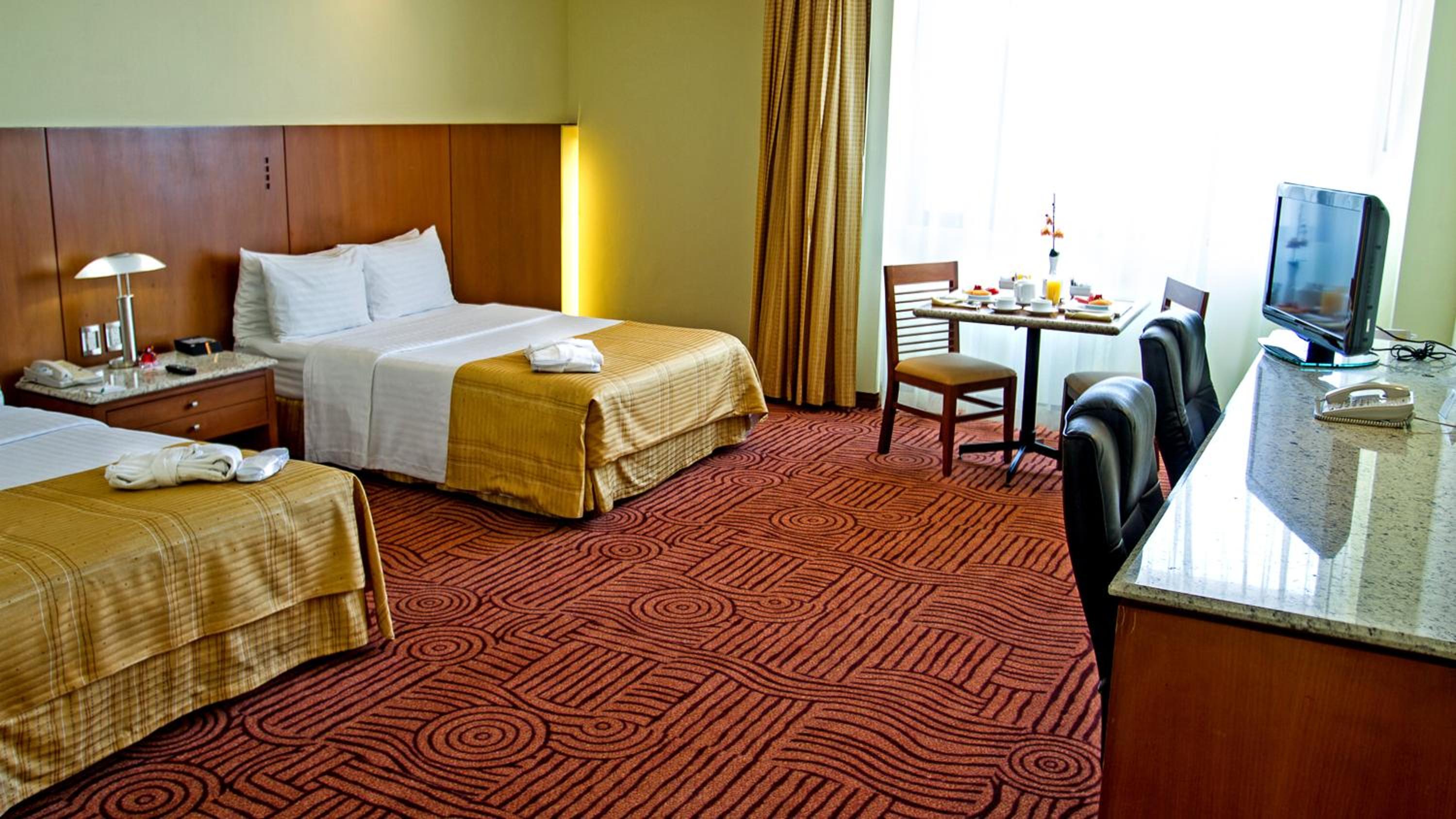 Standard Double Room with Two Double Beds - Club Floor photo 2