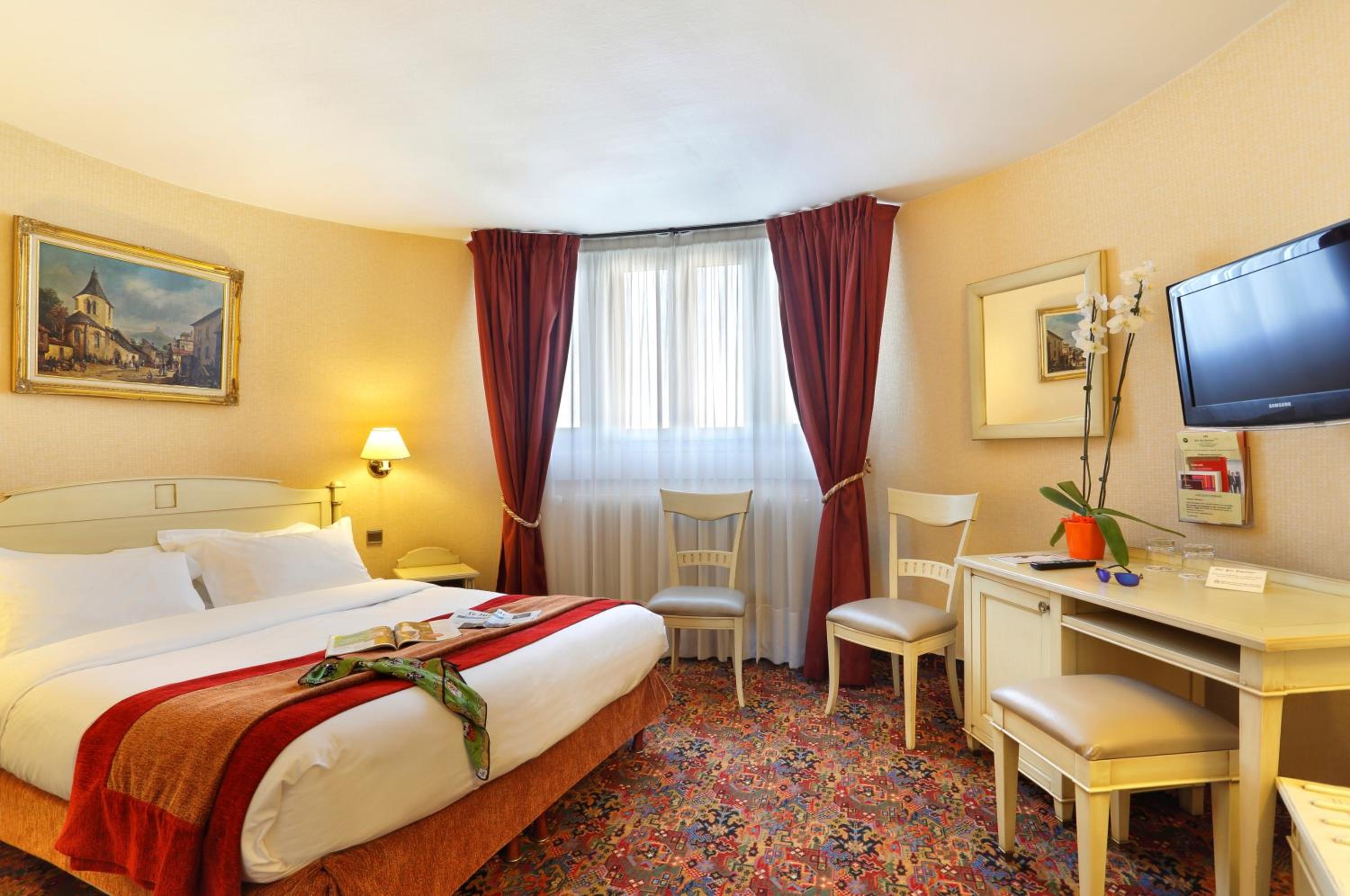 Double or Twin Room with Sofa Bed photo 1