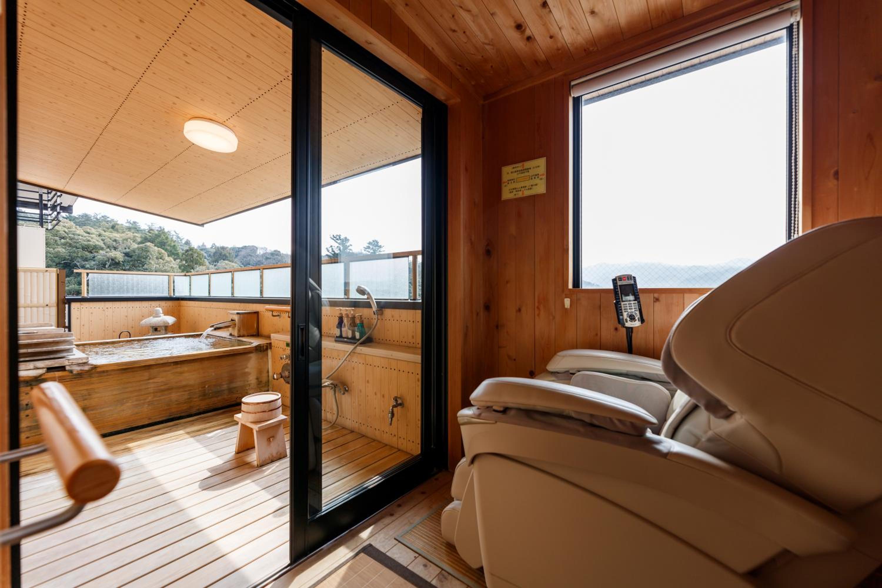 Japanese-Style Family Room with Open-Air Bath photo 2