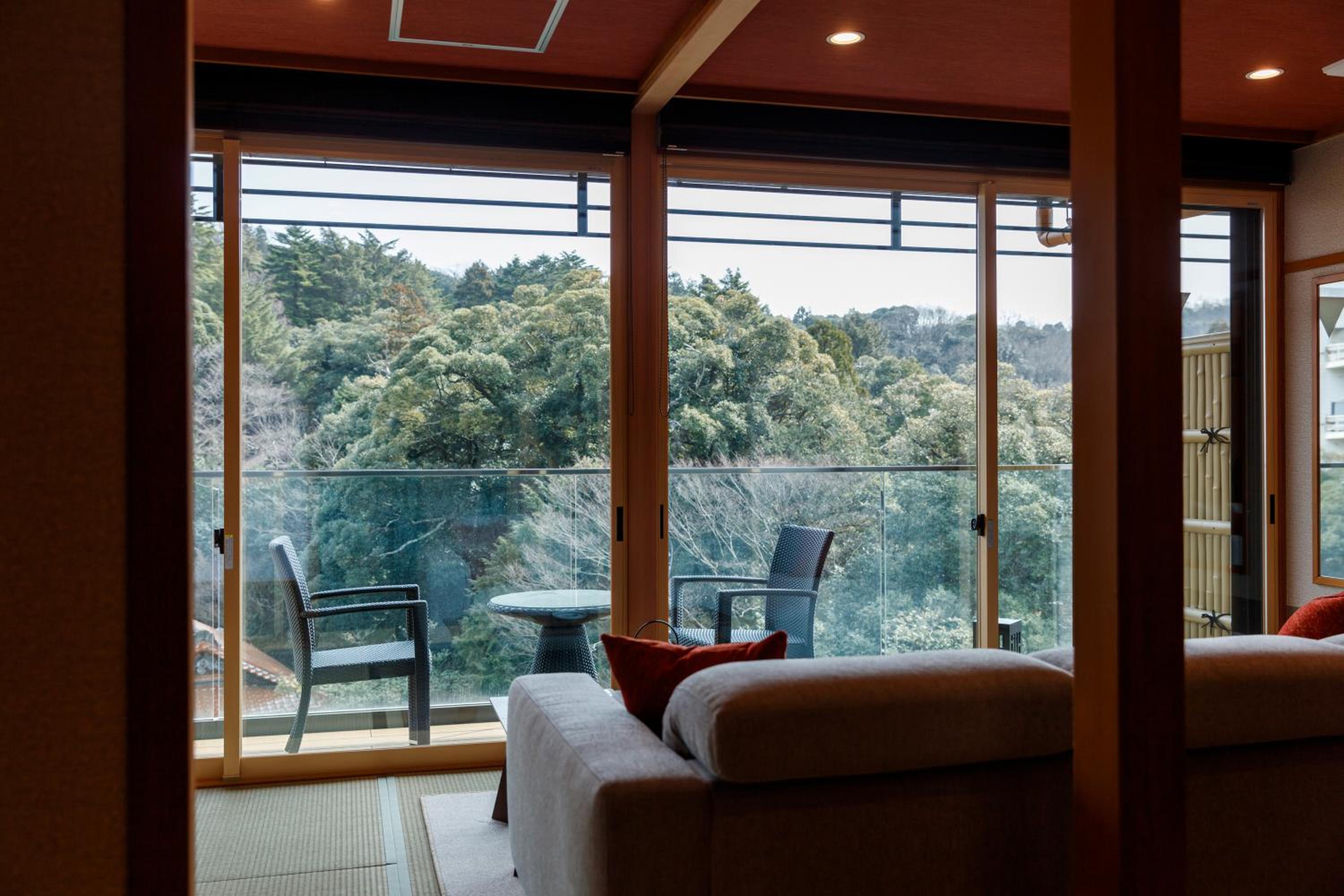 Japanese-Style Family Room with Open-Air Bath photo 3