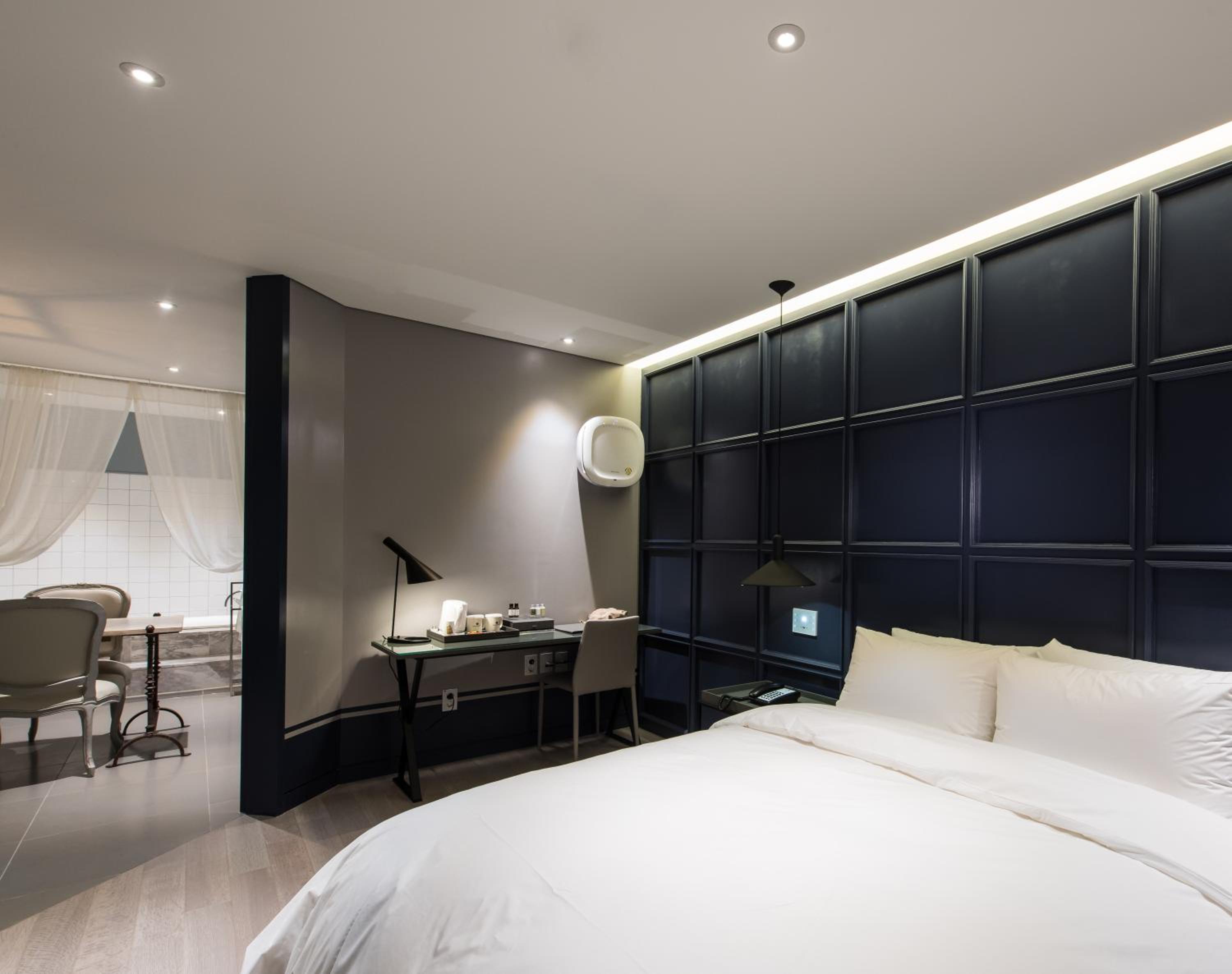 Special Offer_Deluxe Double Plus Room with Cube Chicken Salad & 300 ml of draft beers for 2 - Photo 2