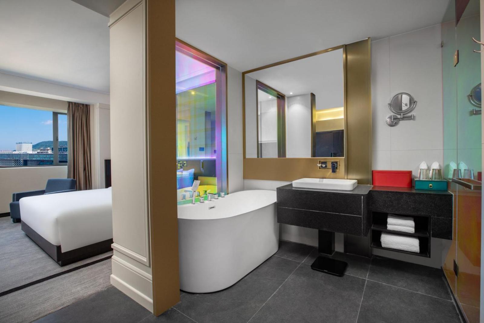 Premier King Room - Non-Smoking - Photo 3
