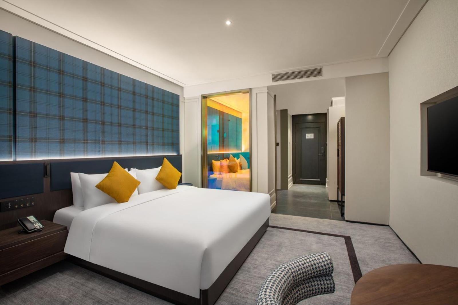Premier King Room - Non-Smoking - Photo 2