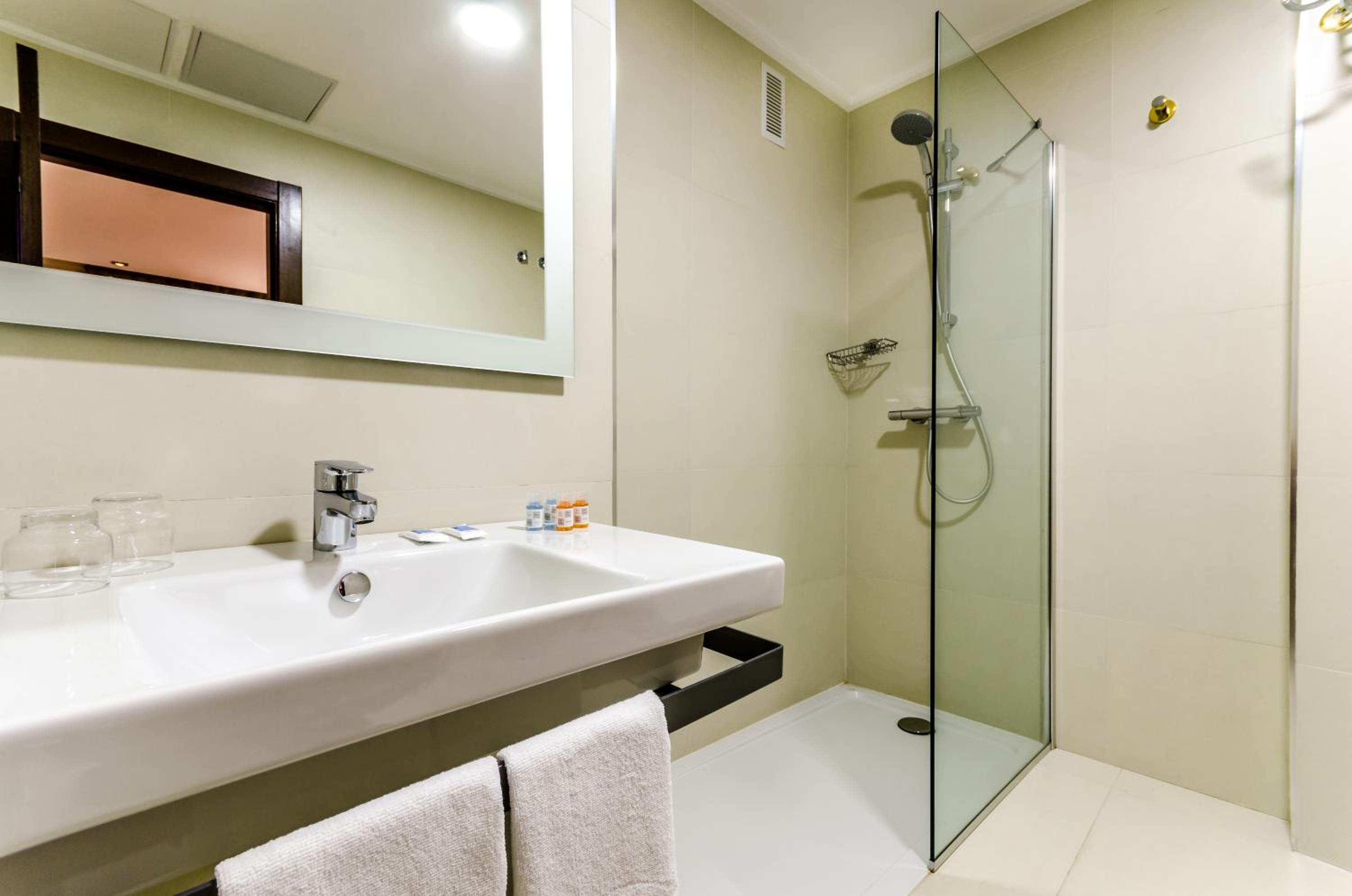 Economy Twin Room - Photo 2