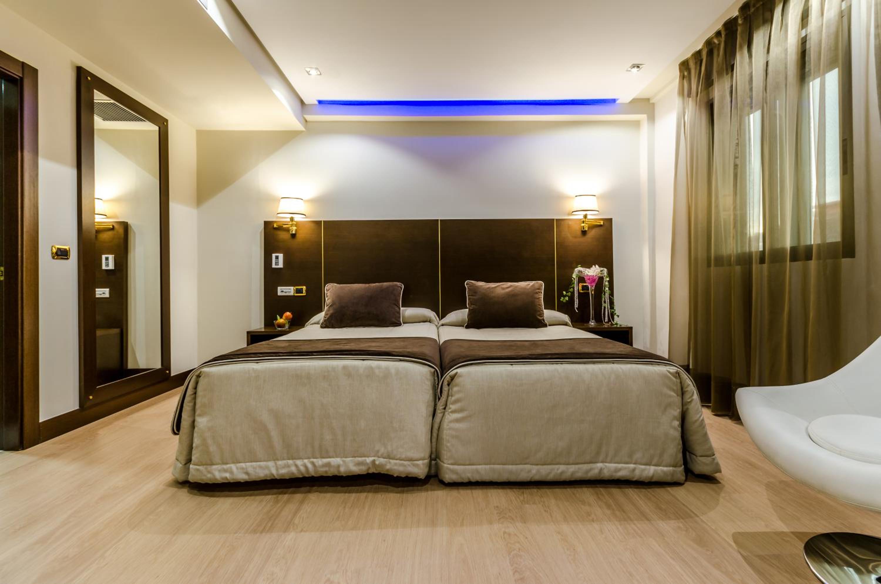 Economy Twin Room - Photo 1