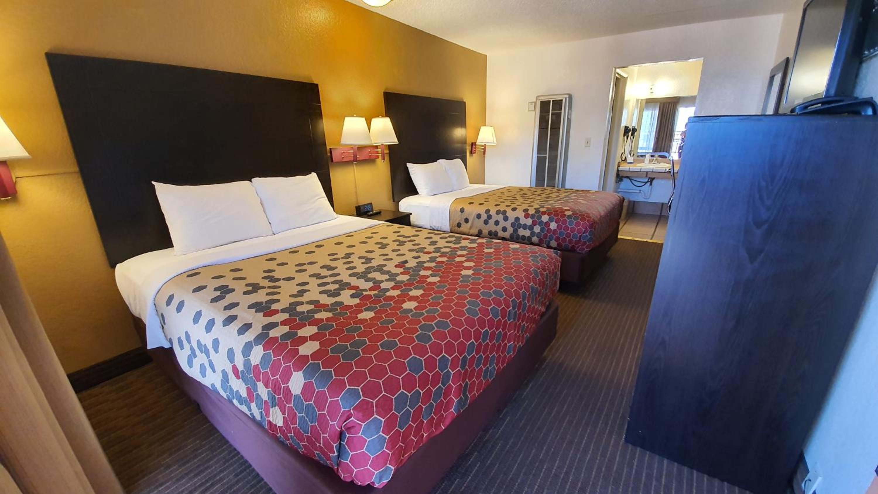 Queen Room with Two Queen Beds - Non-Smoking - Photo 2