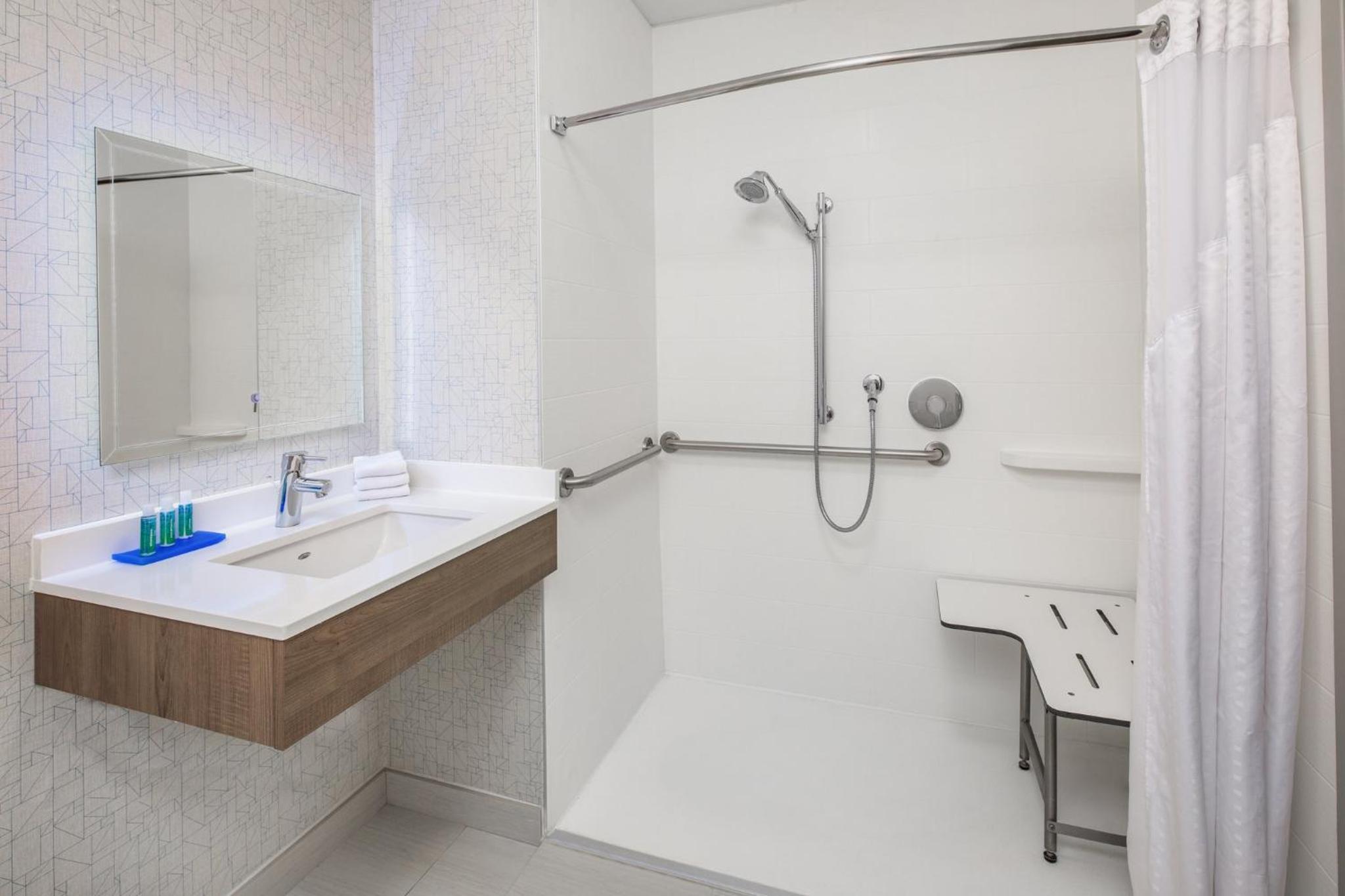 Standard King Room with Roll-In Shower - Communications Access - Photo 4