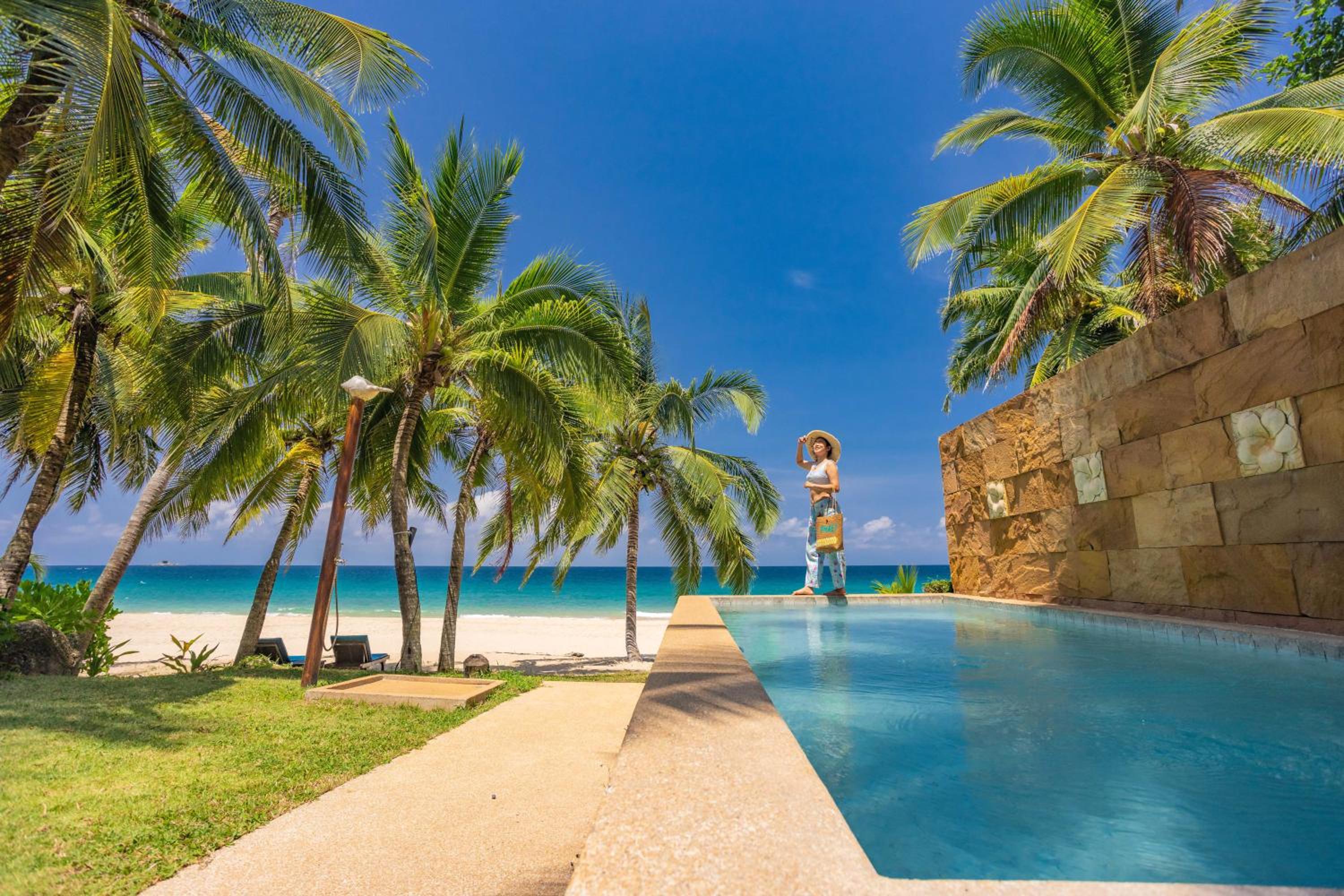 Villa with Private Pool - Beach Front - Photo 2