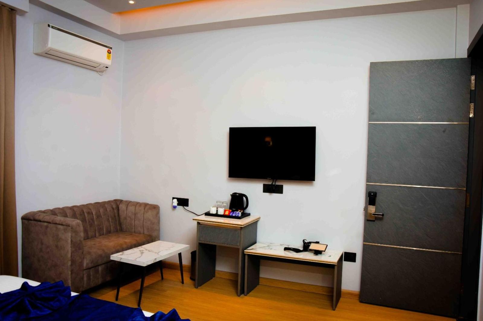 Deluxe Double Room with Balcony photo 2