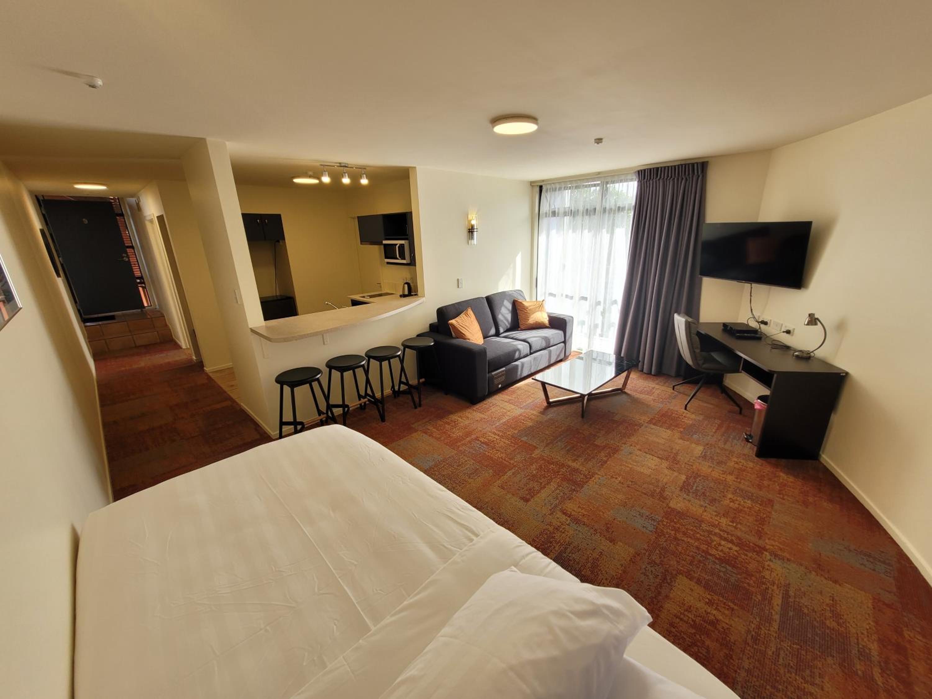 One-Bedroom Apartment with Spa Bath - Photo 2