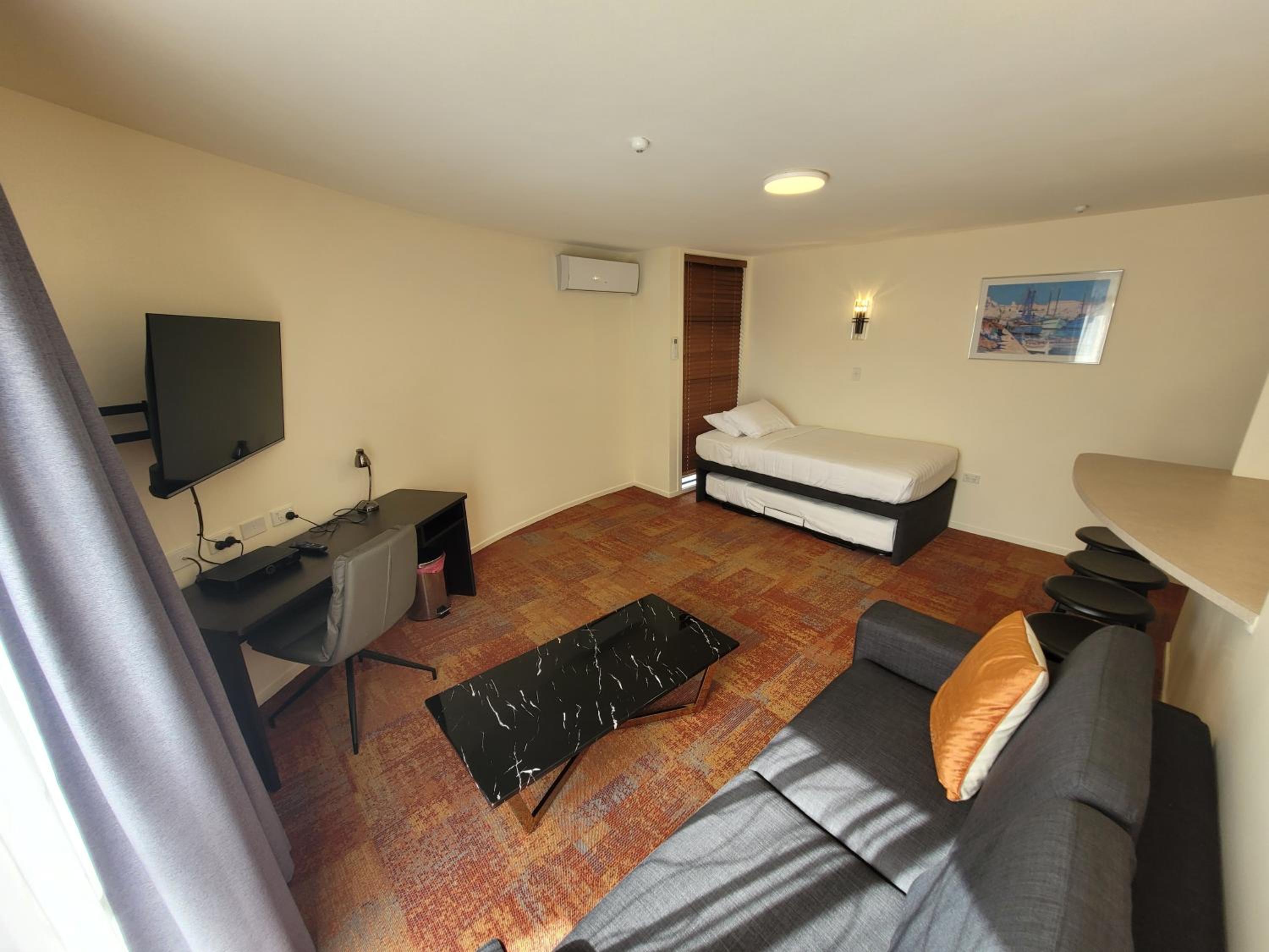 One-Bedroom Apartment with Spa Bath - Photo 8