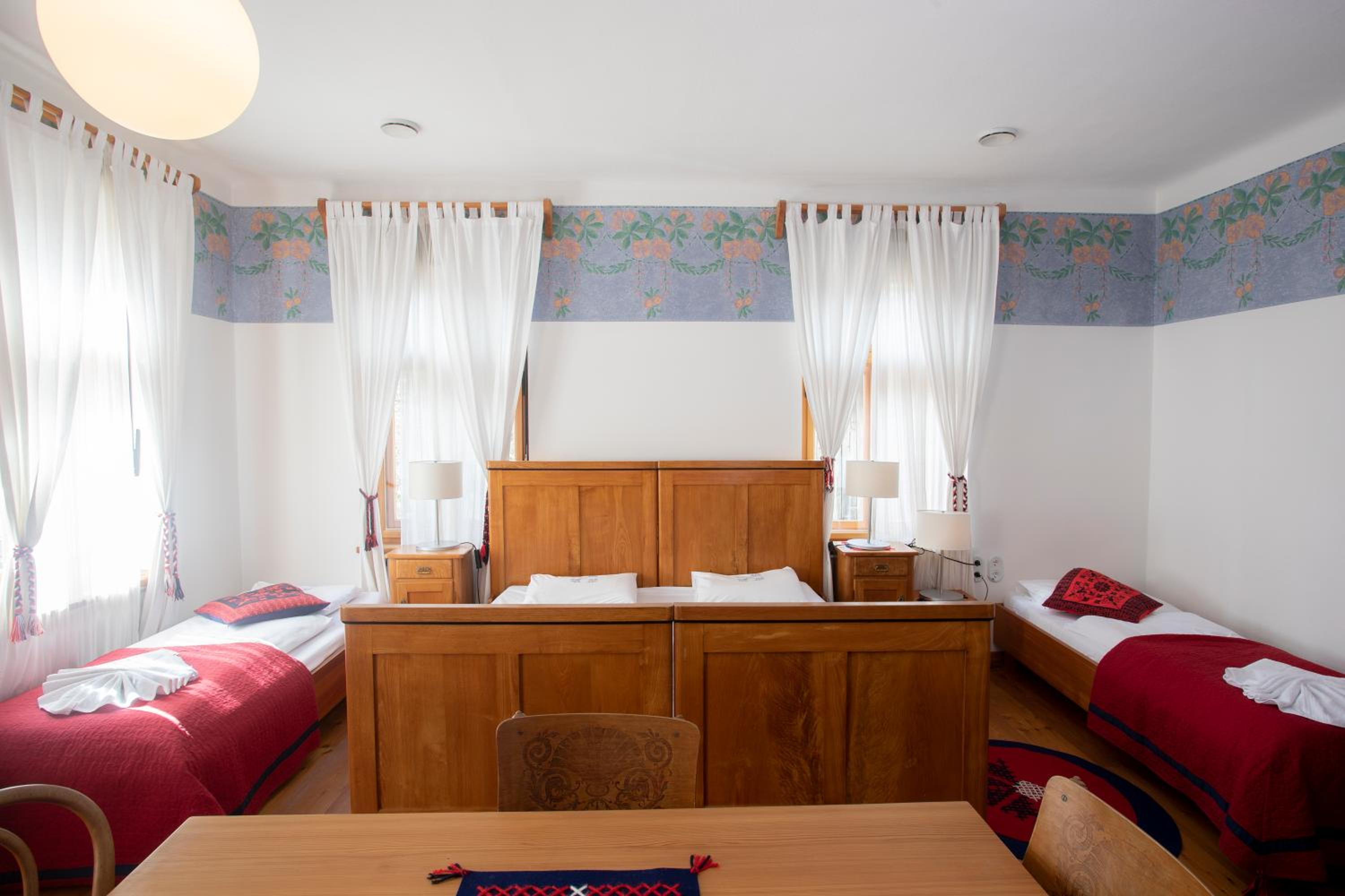Superior Family Room - Photo 1