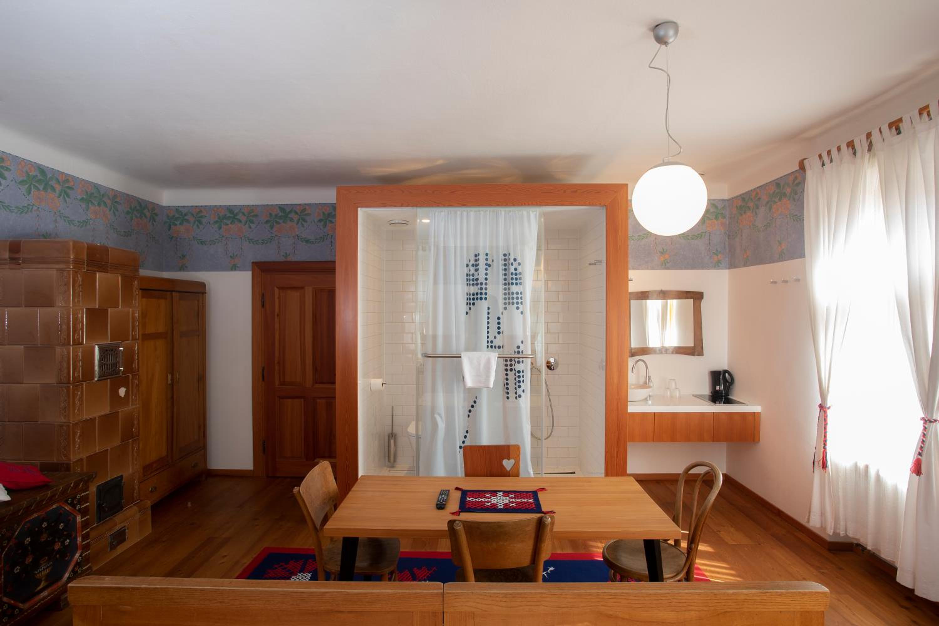Superior Family Room - Photo 4