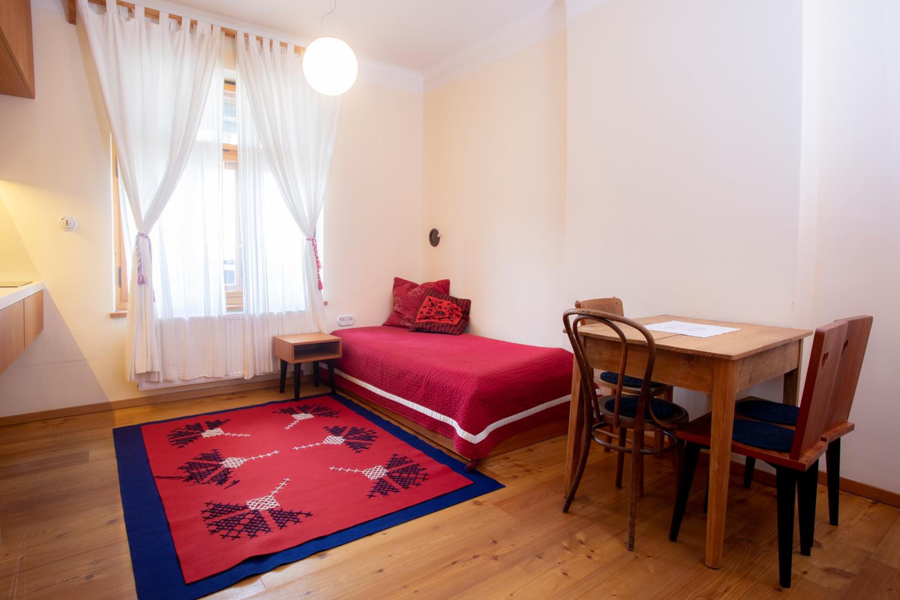 One-Bedroom Apartment - Photo 2