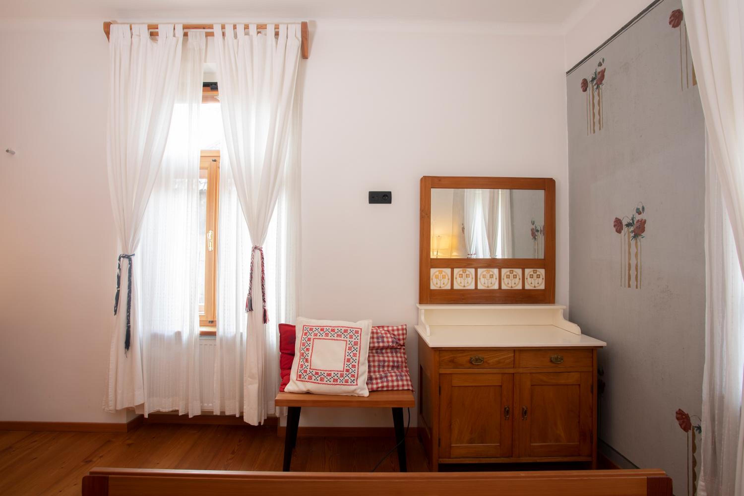 One-Bedroom Apartment - Photo 6