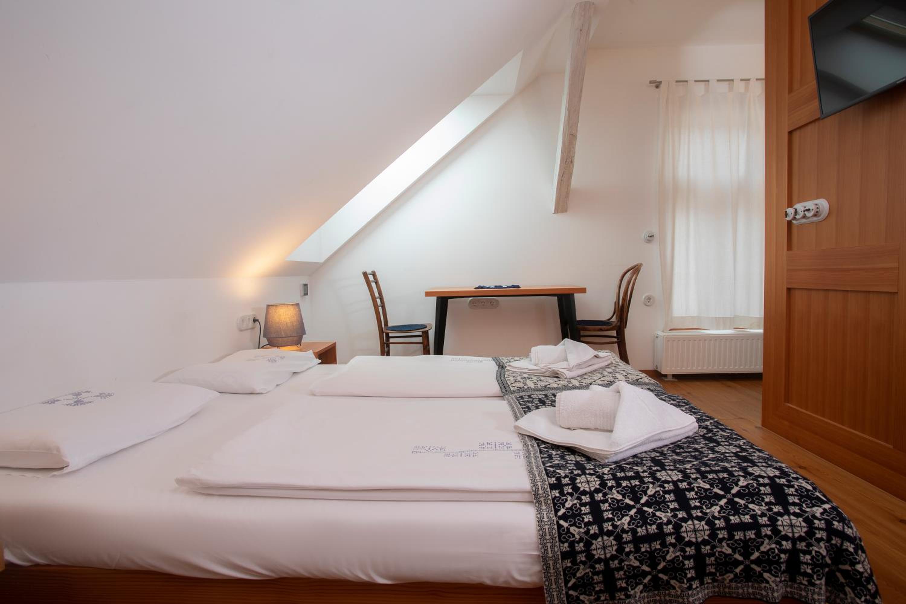 Standard Double Room - Photo 7