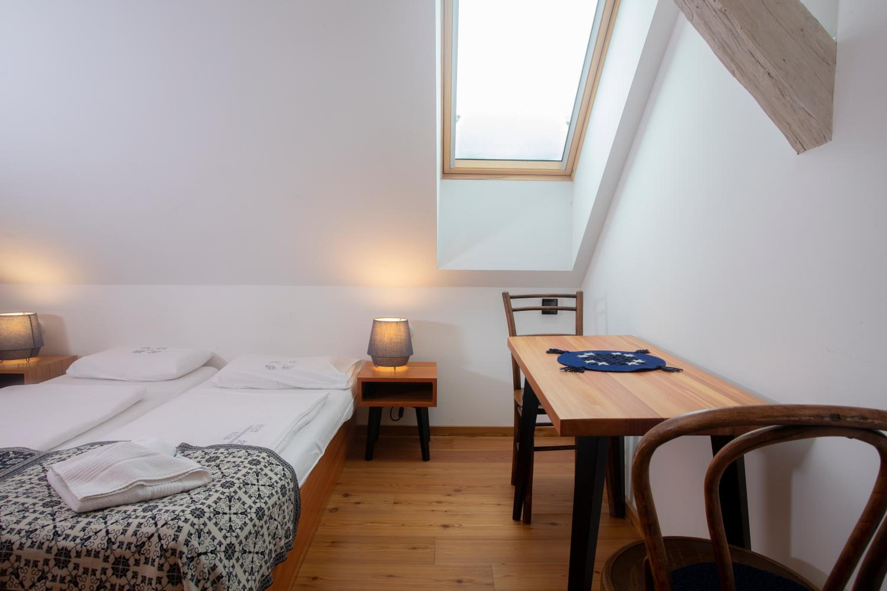 Standard Double Room - Photo 9