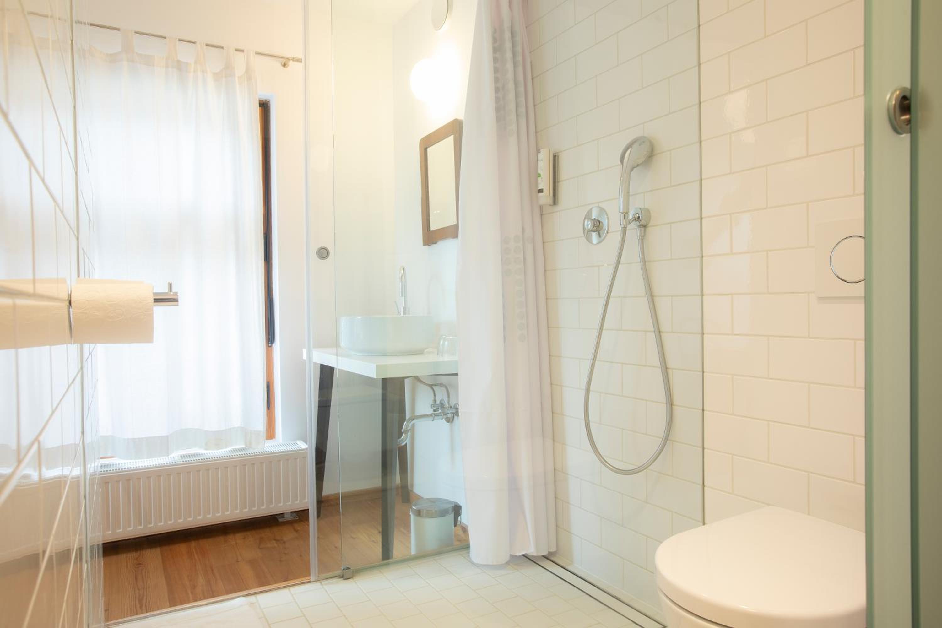 Standard Double Room - Photo 13