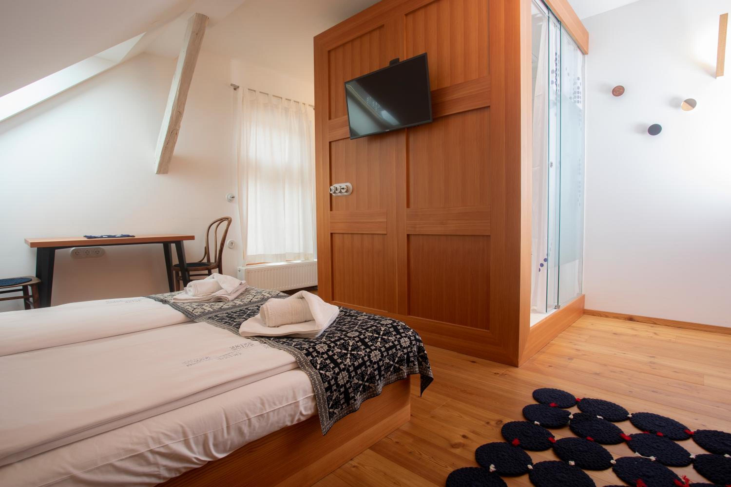 Standard Double Room - Photo 11