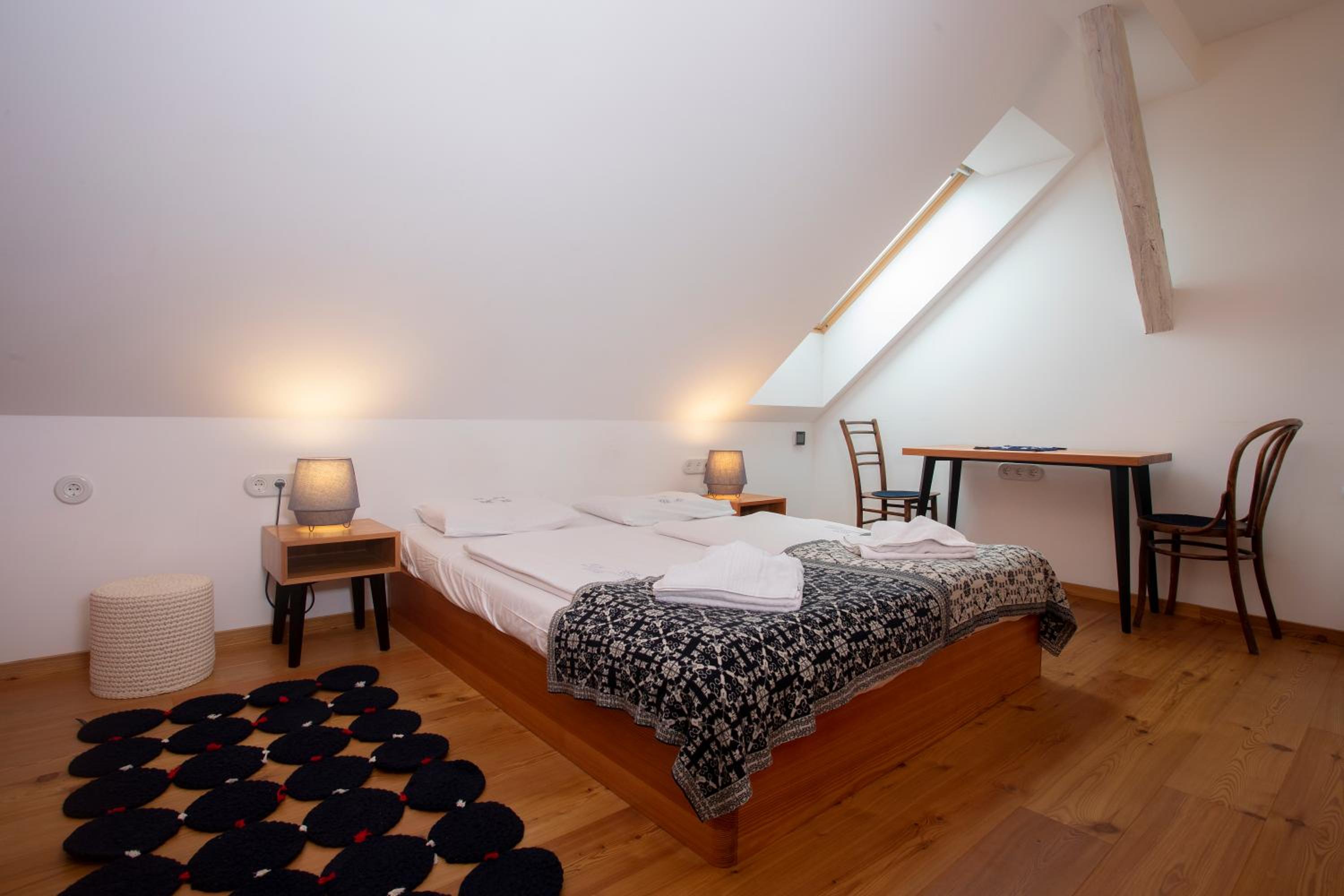 Standard Double Room - Photo 8