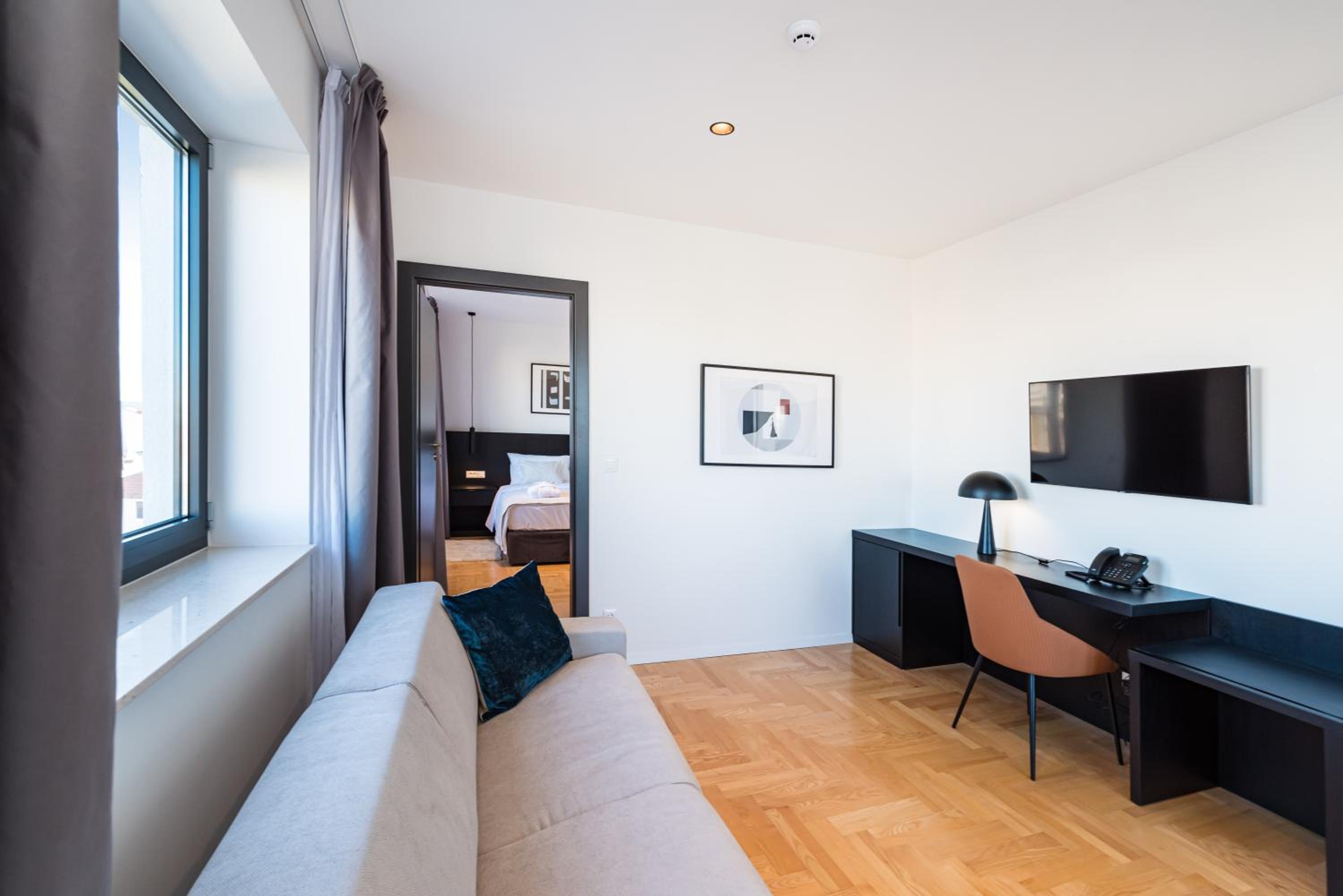 Suite with Balcony - Photo 6