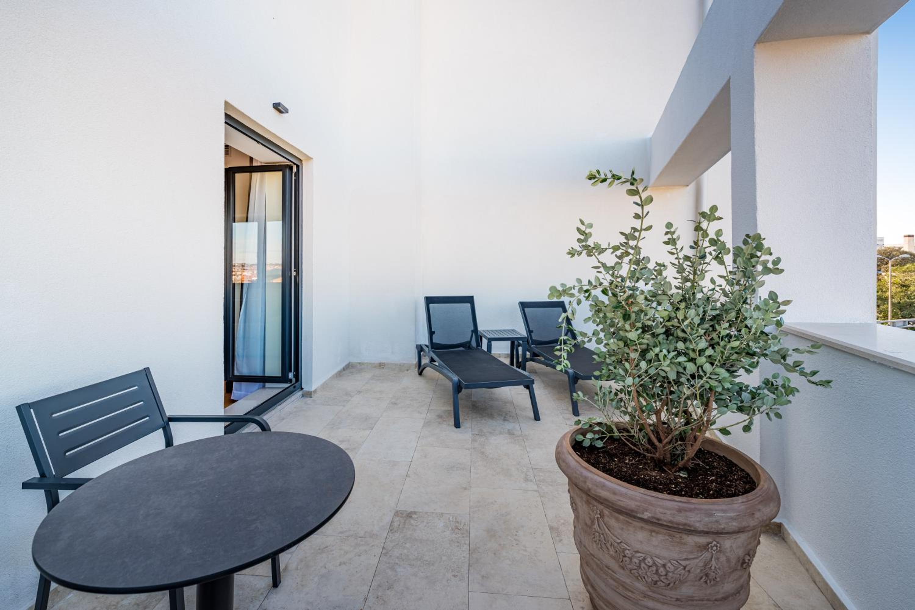 Suite with Balcony - Photo 16