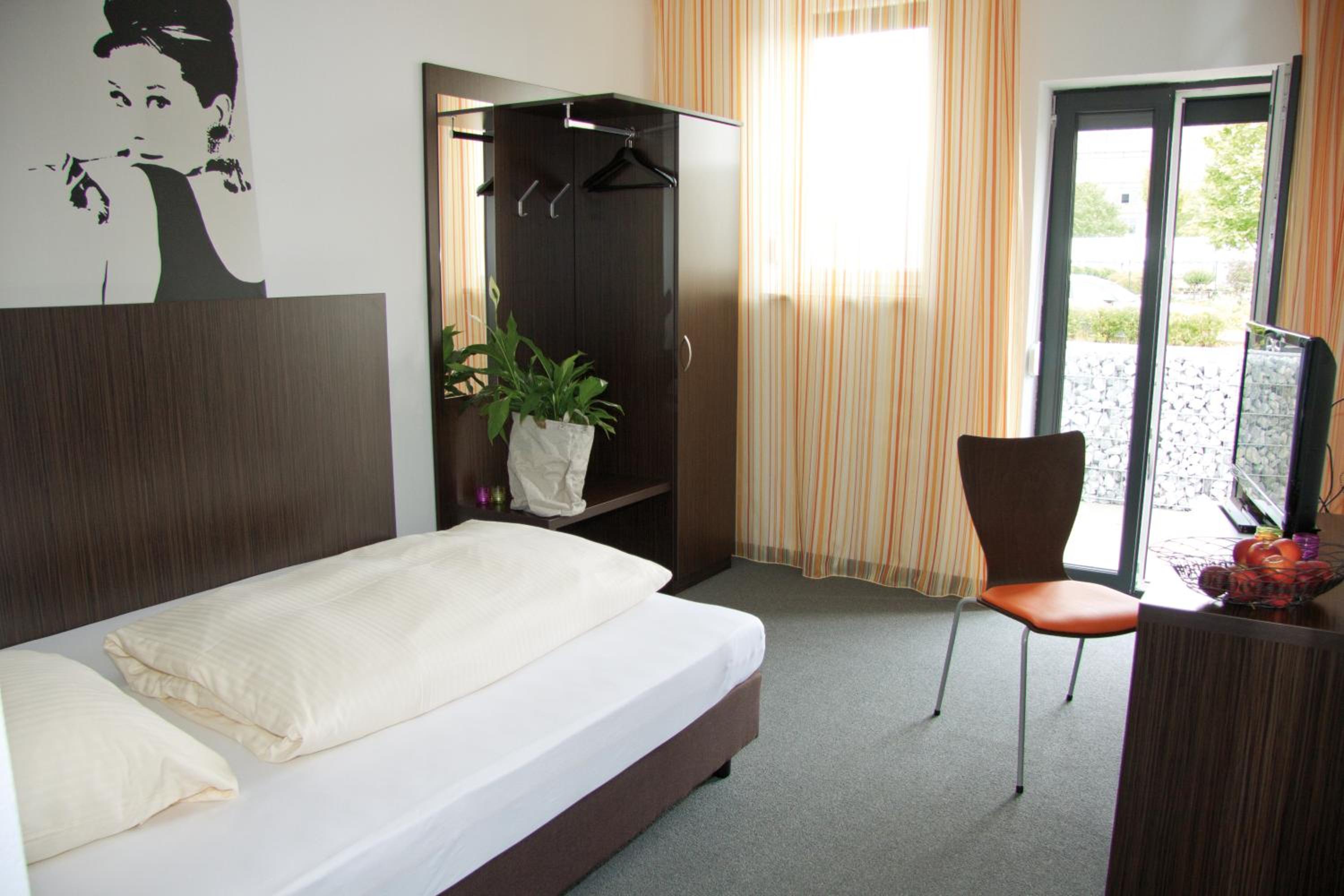 Single Room with Bathroom photo 2