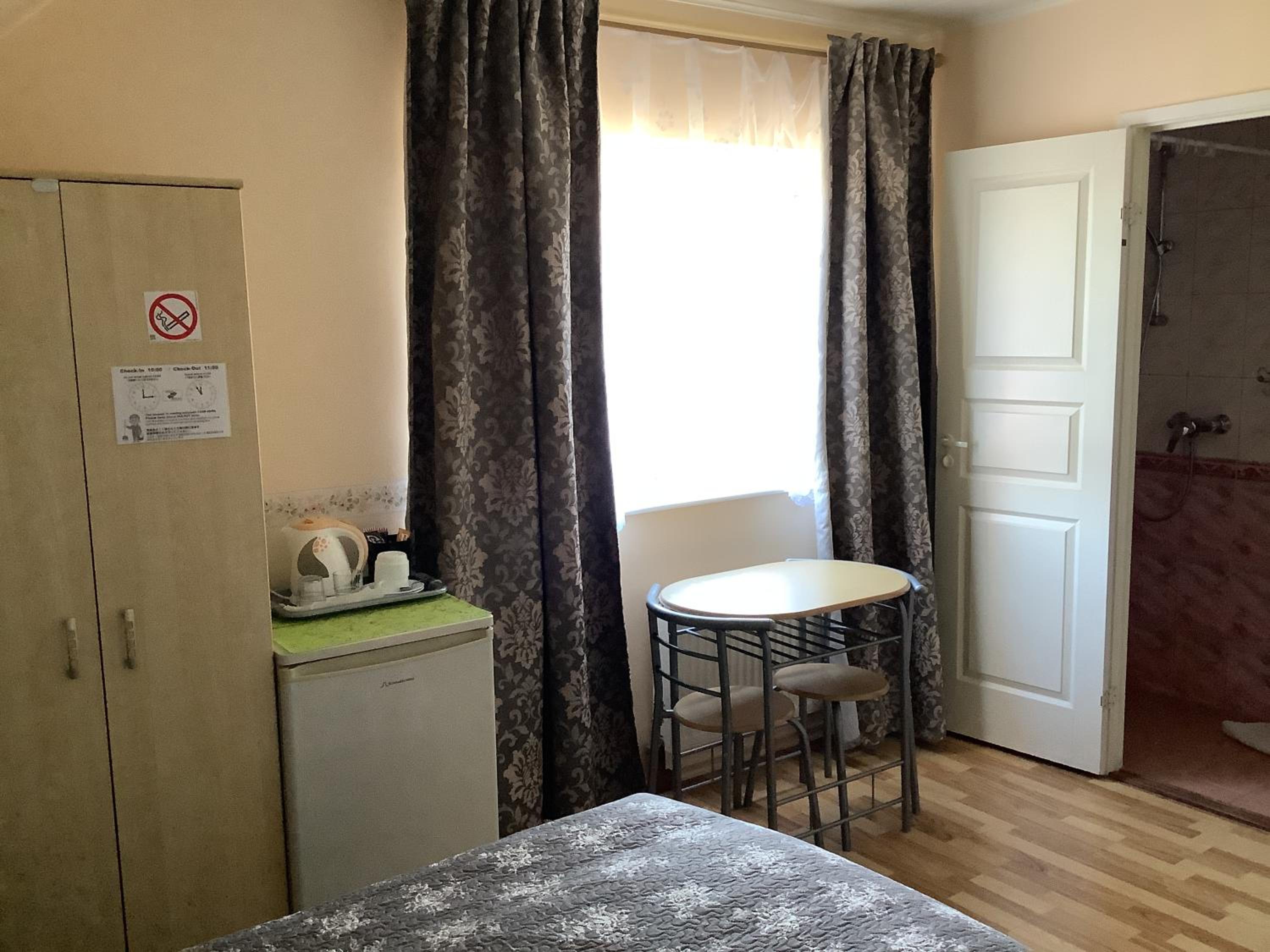 Small Double Room - Photo 5