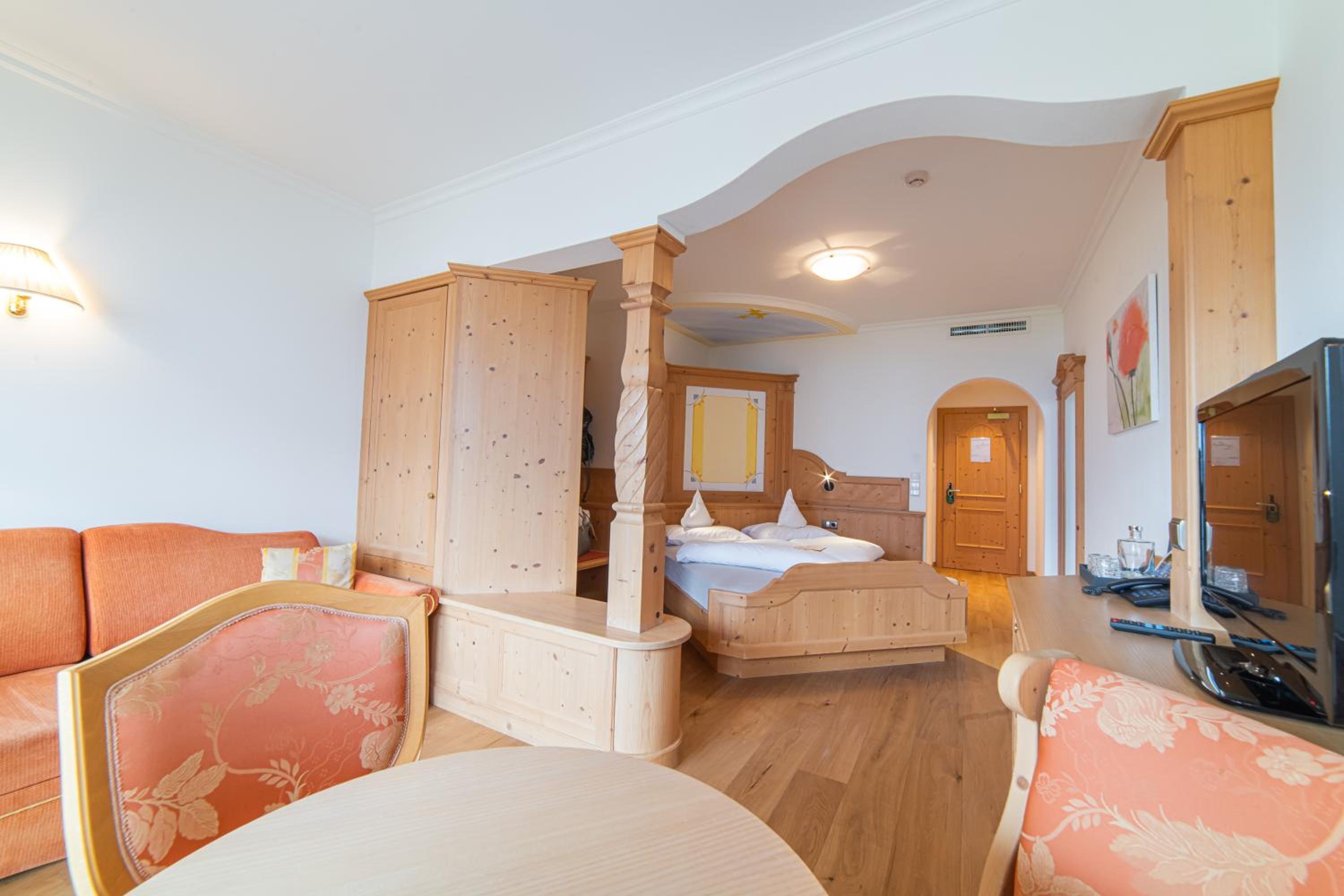Deluxe Double Room with Balcony photo 2