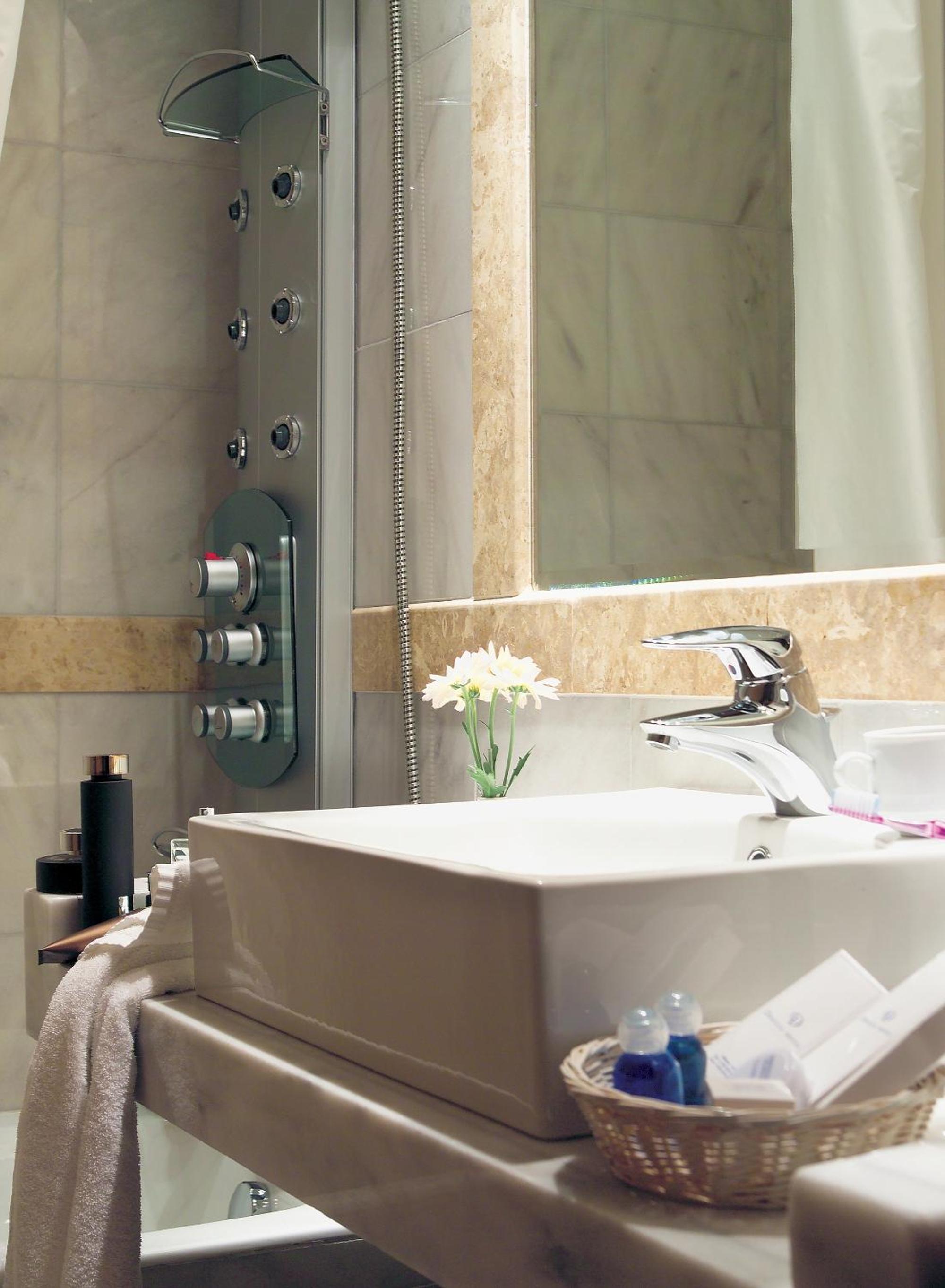 Standard Double or Twin Room photo 3