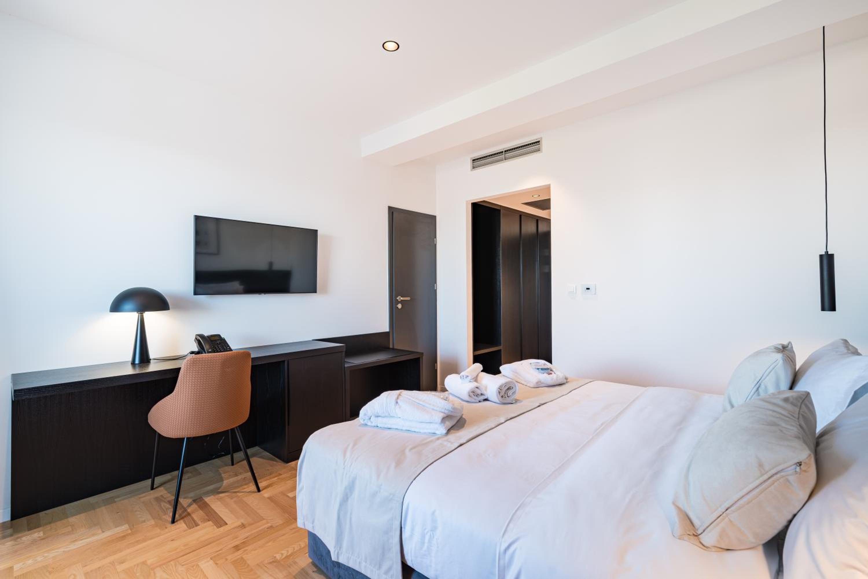 Double Room with Balcony - Photo 3