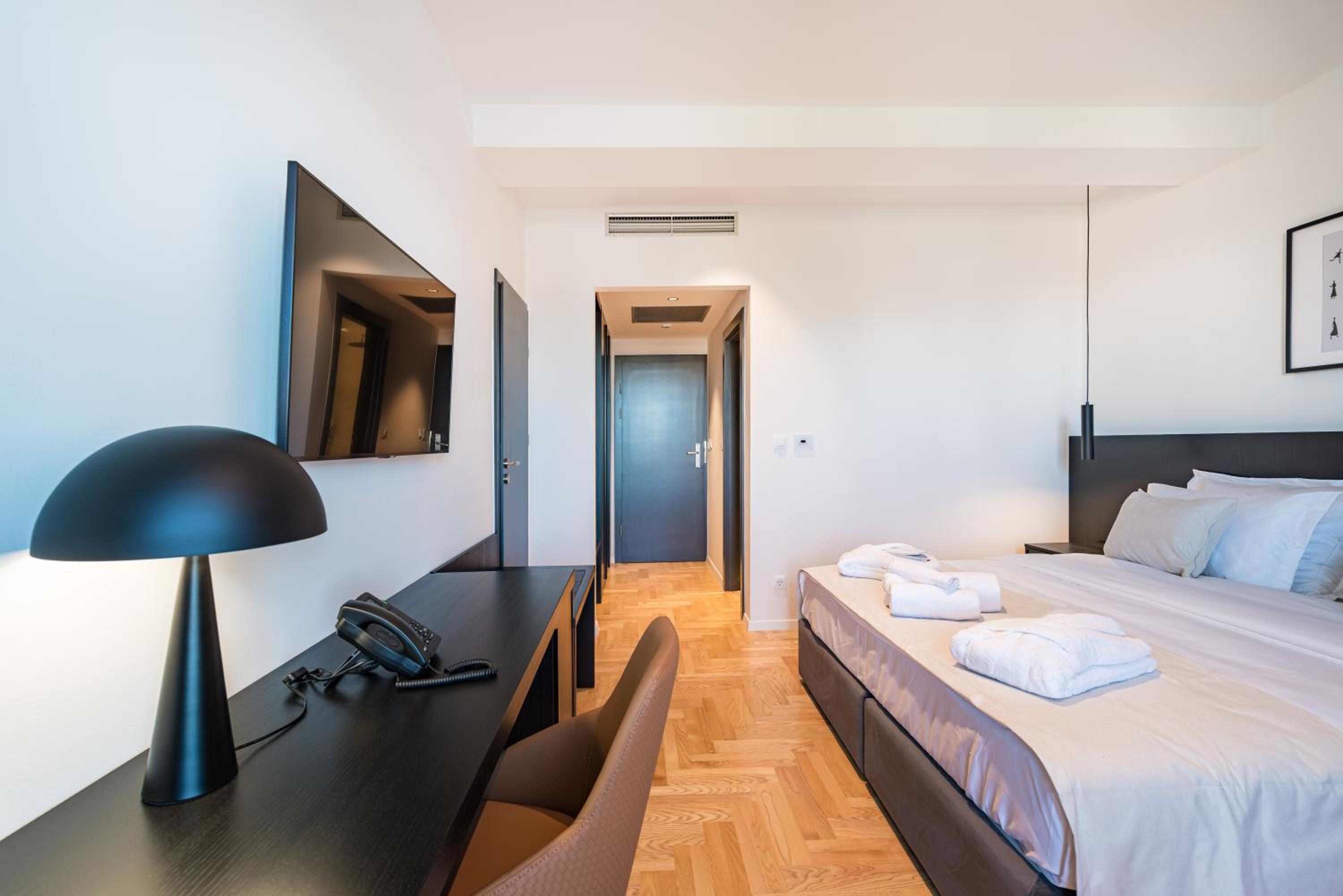 Double Room with Balcony - Photo 9
