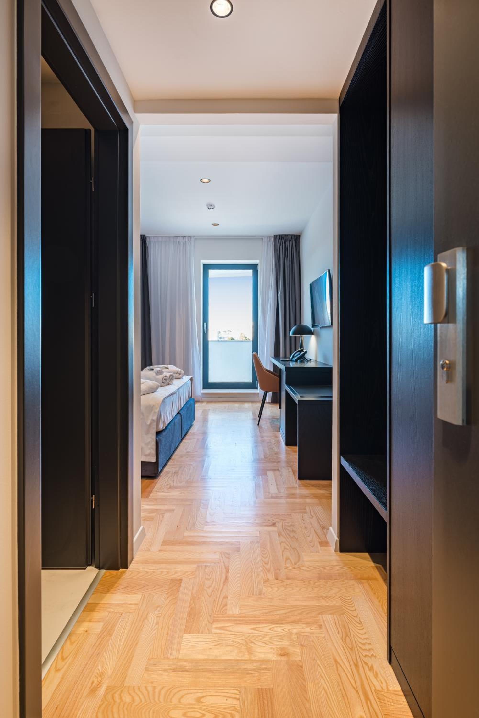 Double Room with Balcony - Photo 8