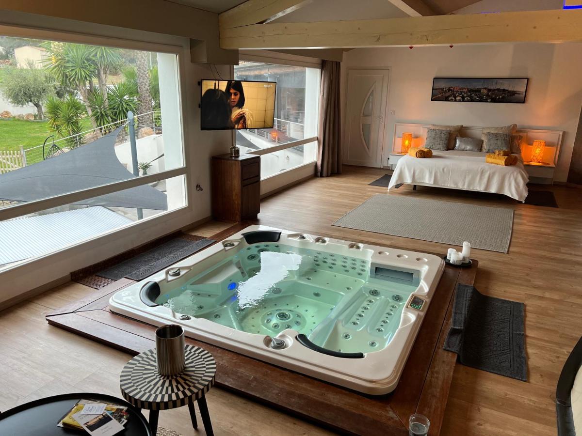 Queen Room with Pool View - Photo 8