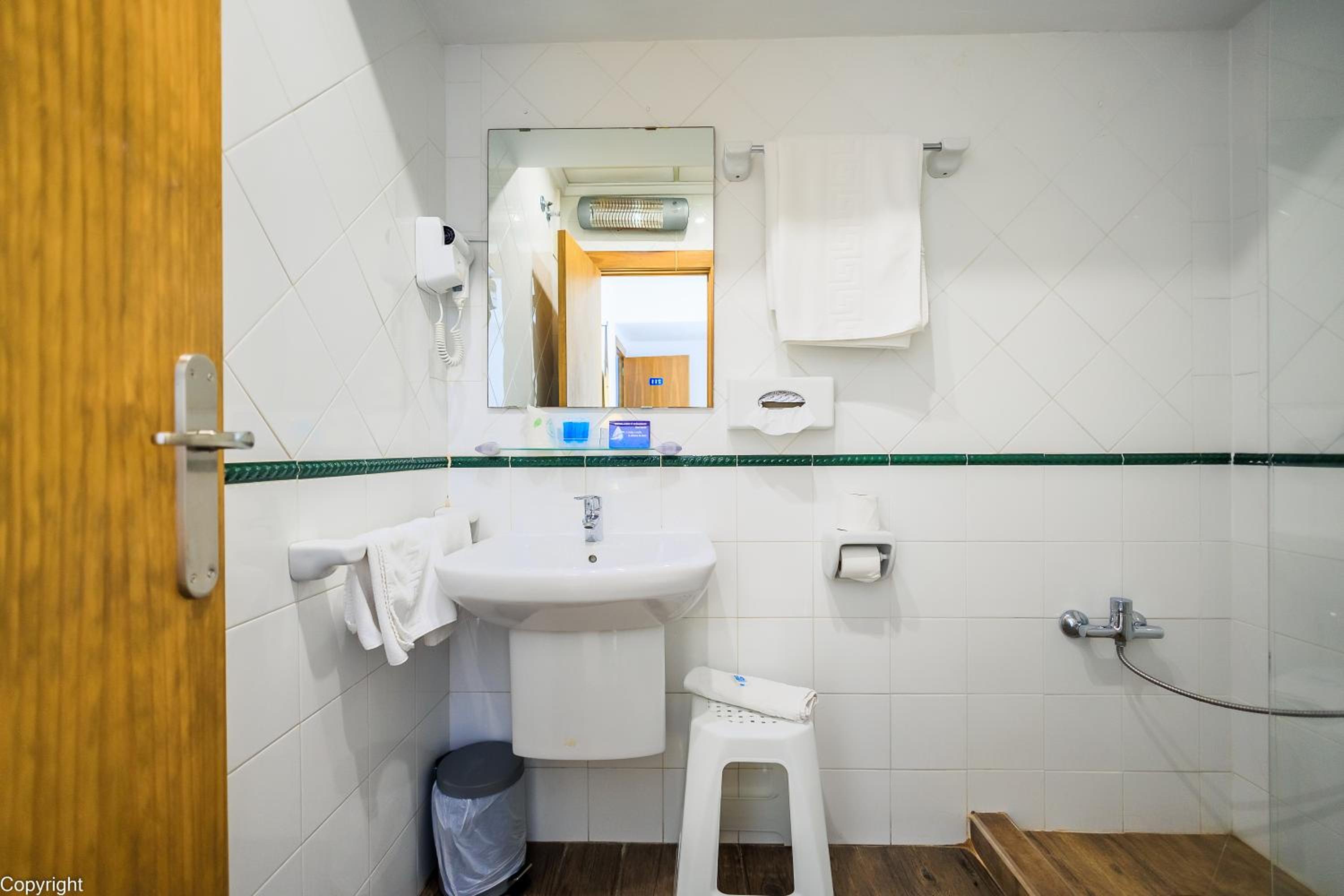 Double or Twin Room with Terrace - Photo 16
