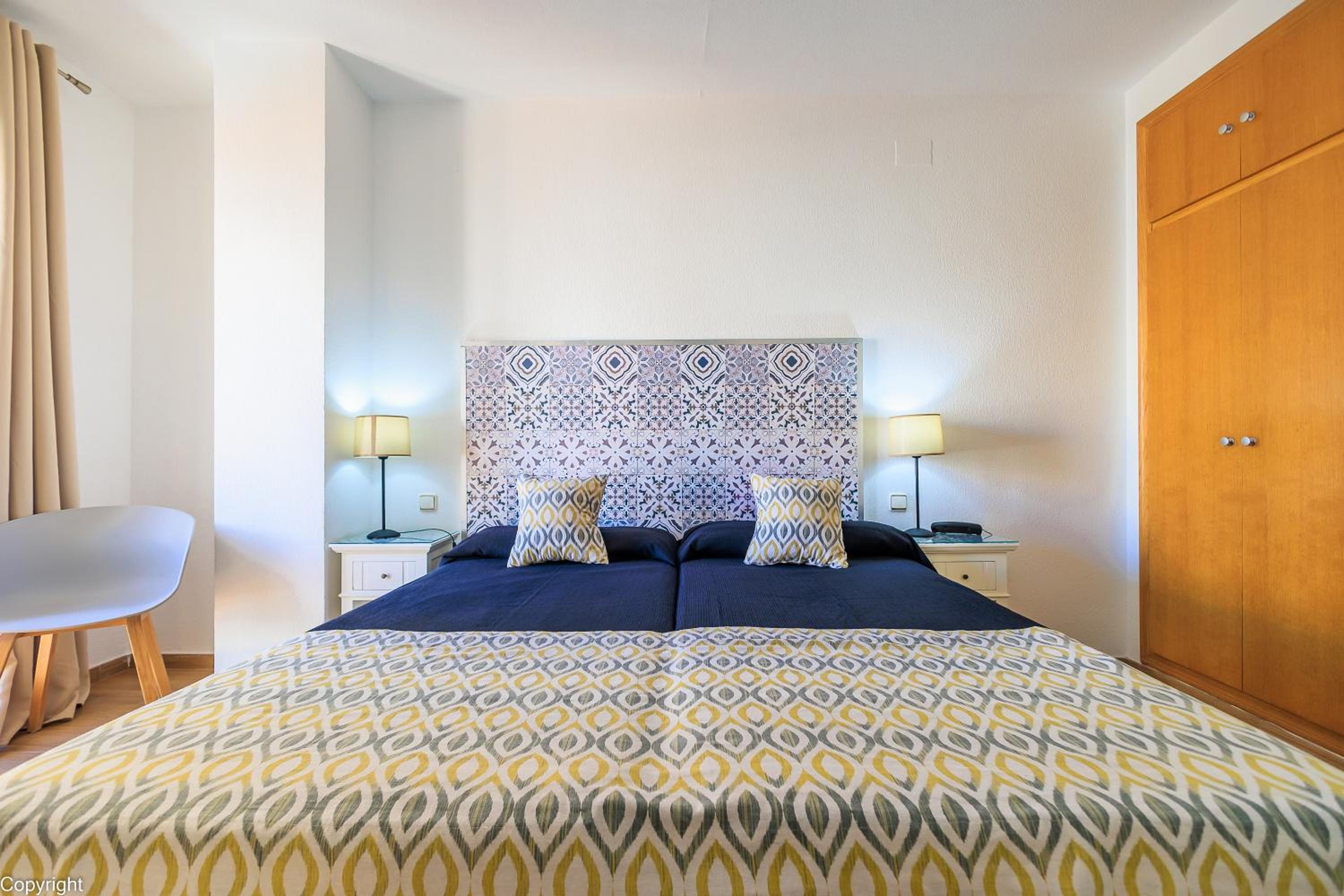 Double or Twin Room with City View - Photo 10
