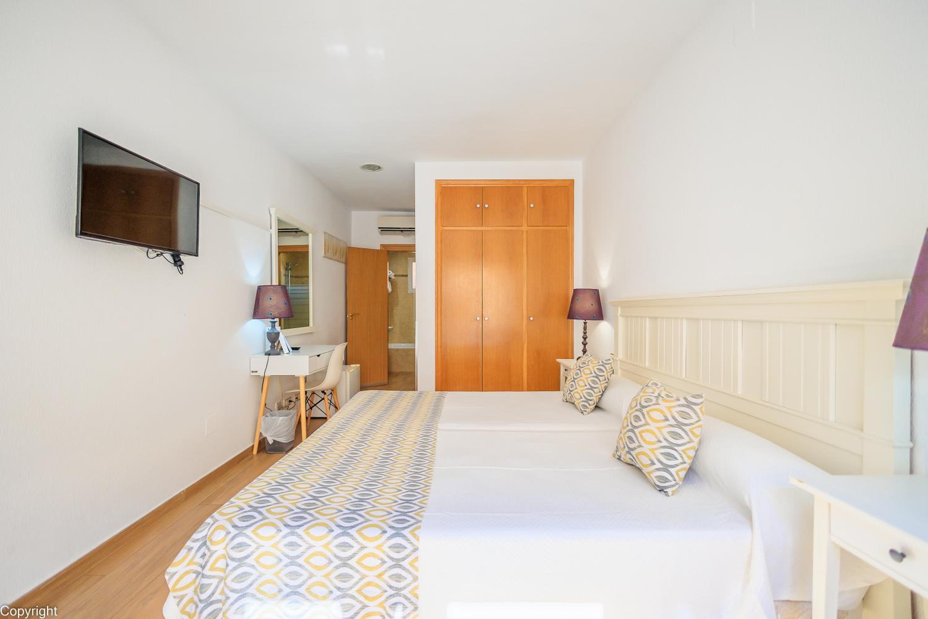 Double or Twin Room with City View - Photo 39