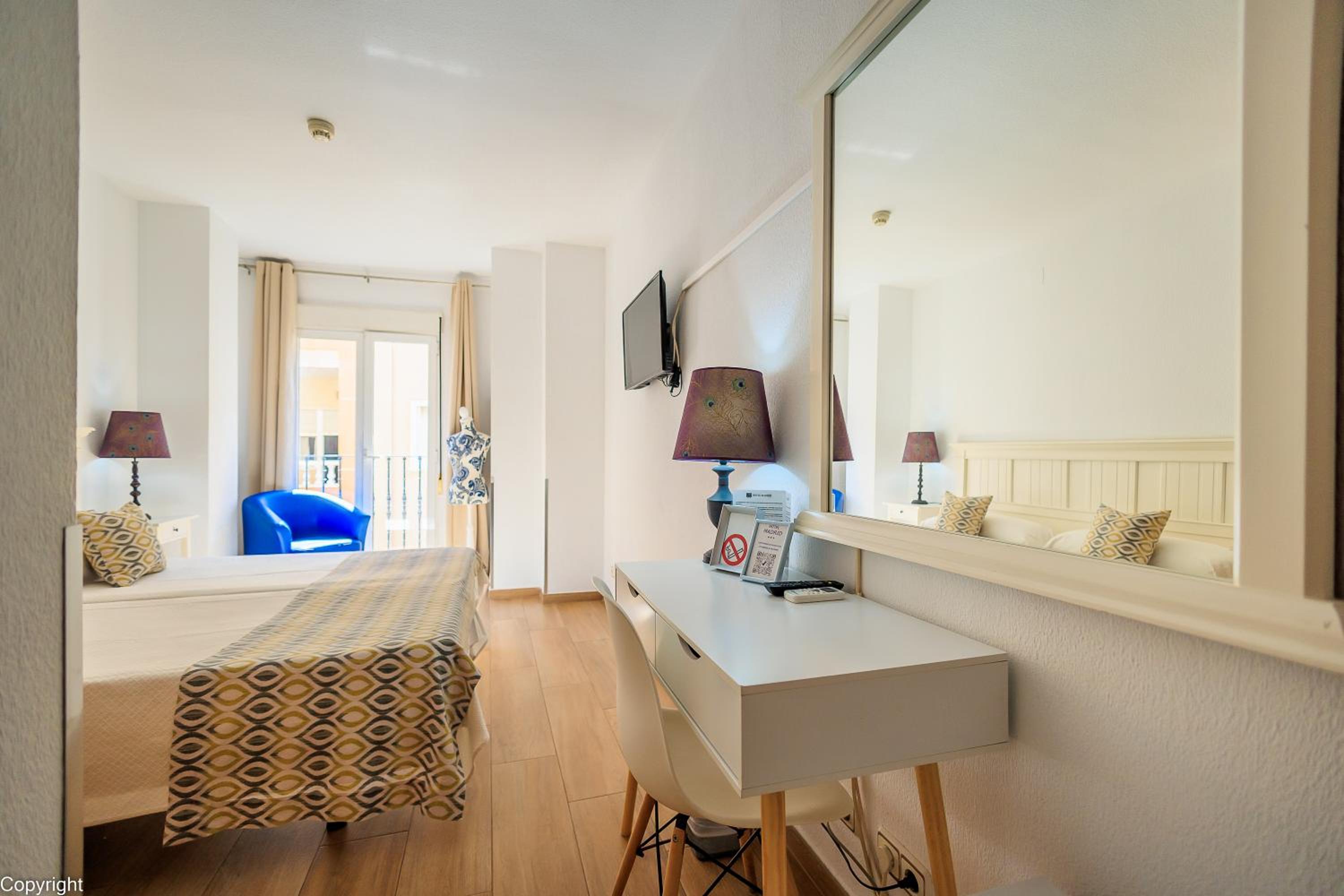 Double or Twin Room with City View - Photo 11