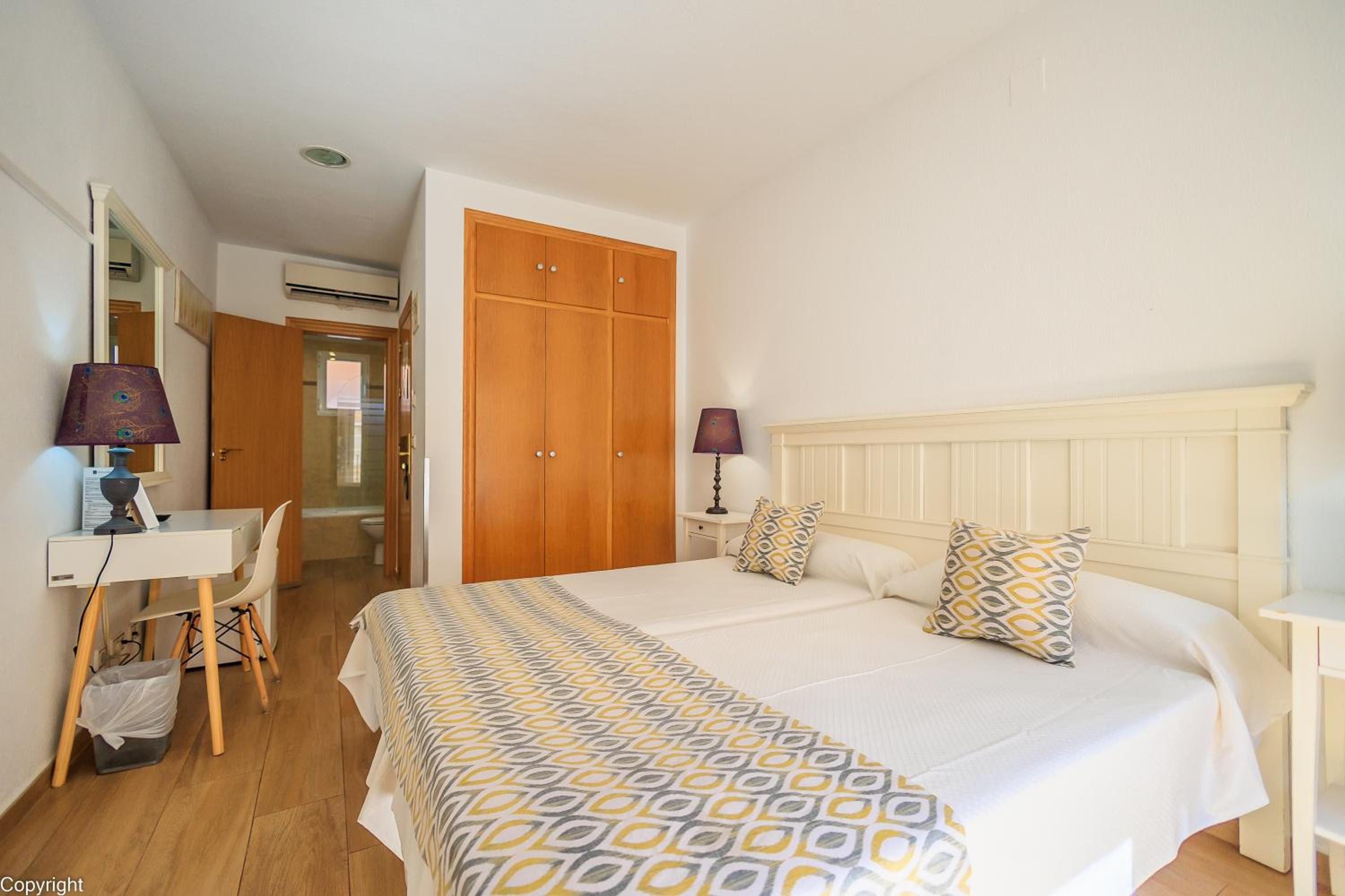 Double or Twin Room with City View - Photo 13