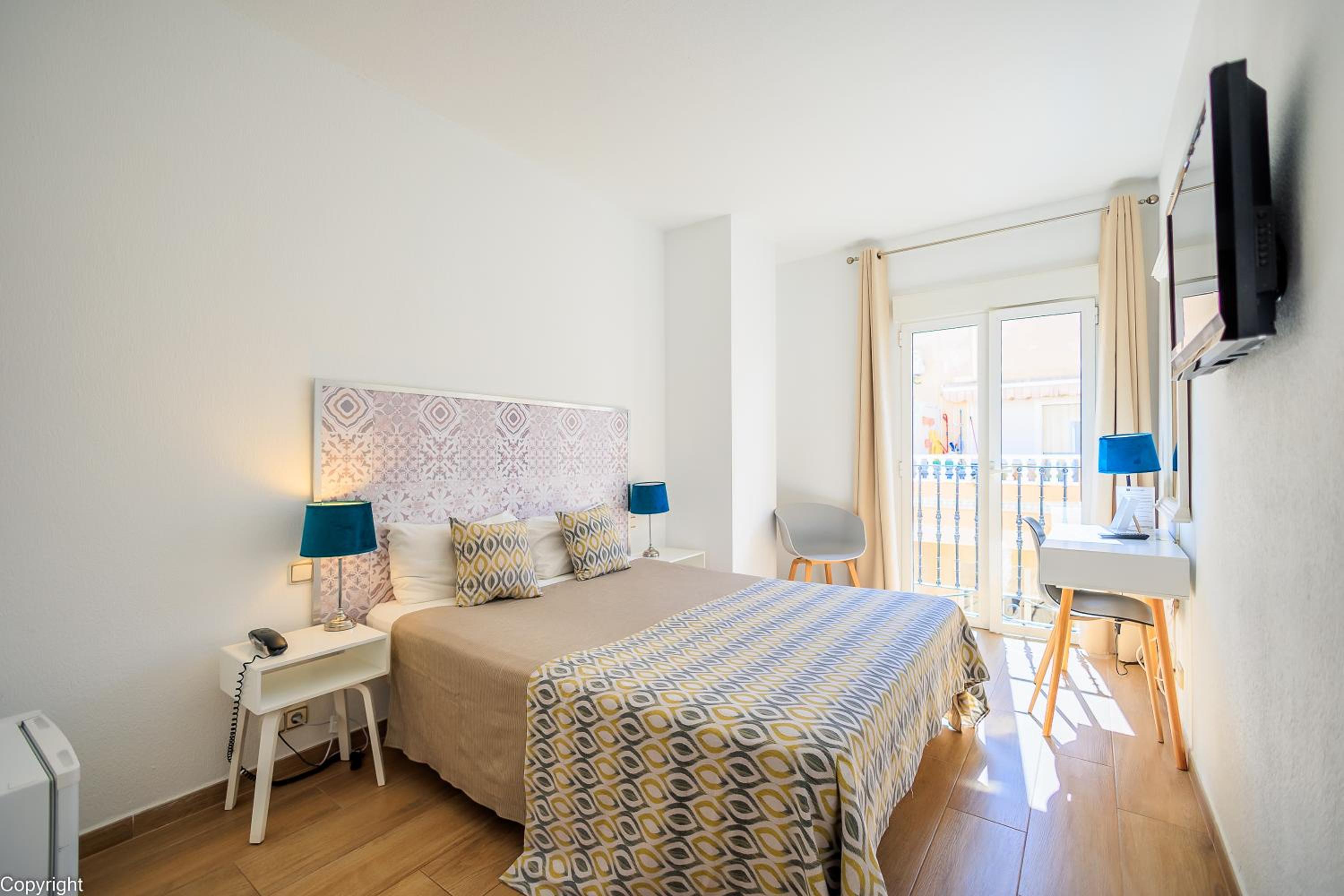 Double or Twin Room with City View - Photo 14