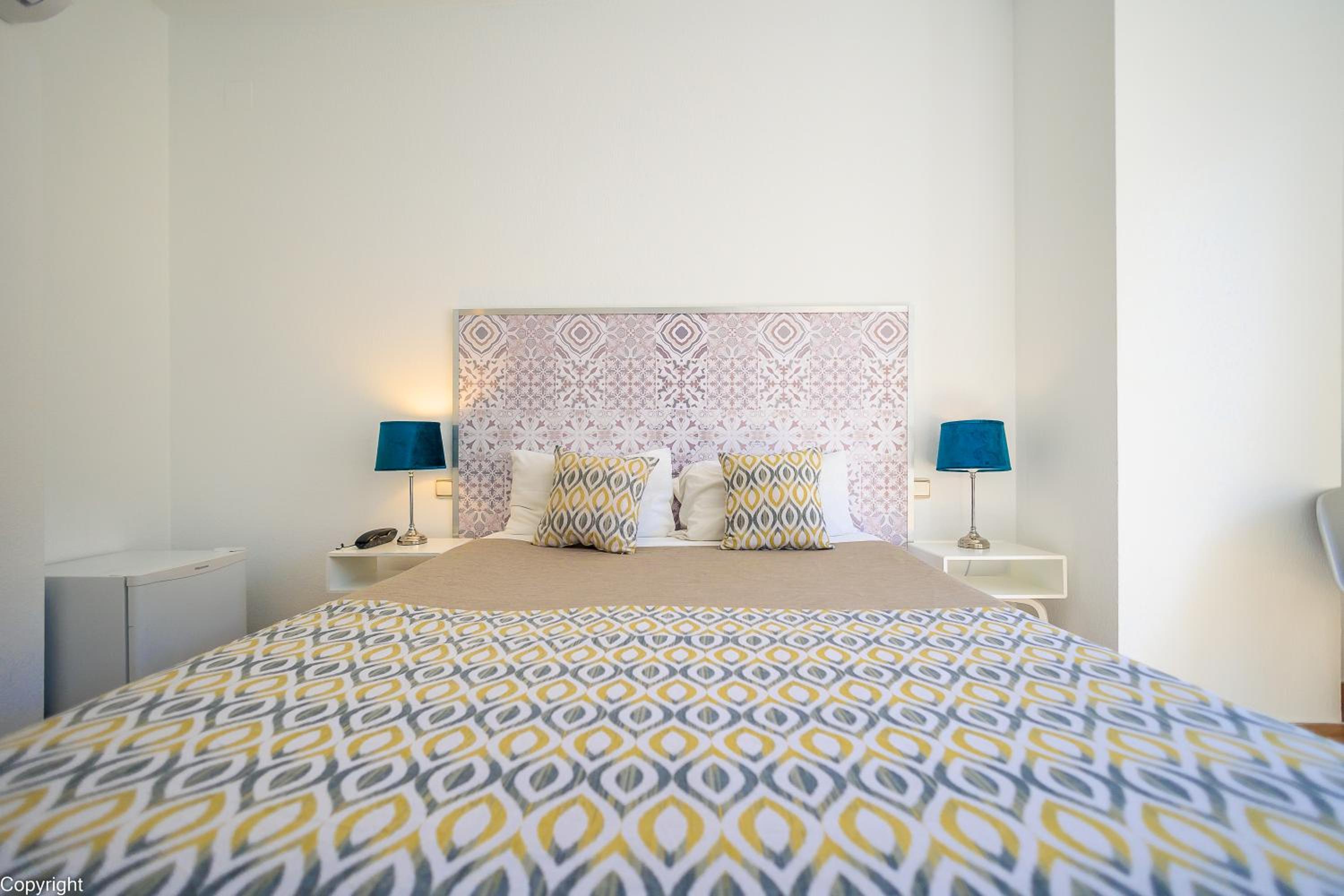 Double or Twin Room with City View - Photo 15