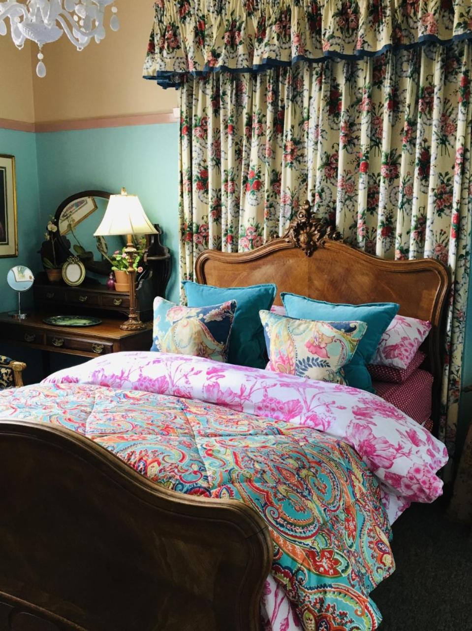 Large Double Room with Private External Bathroom photo 2