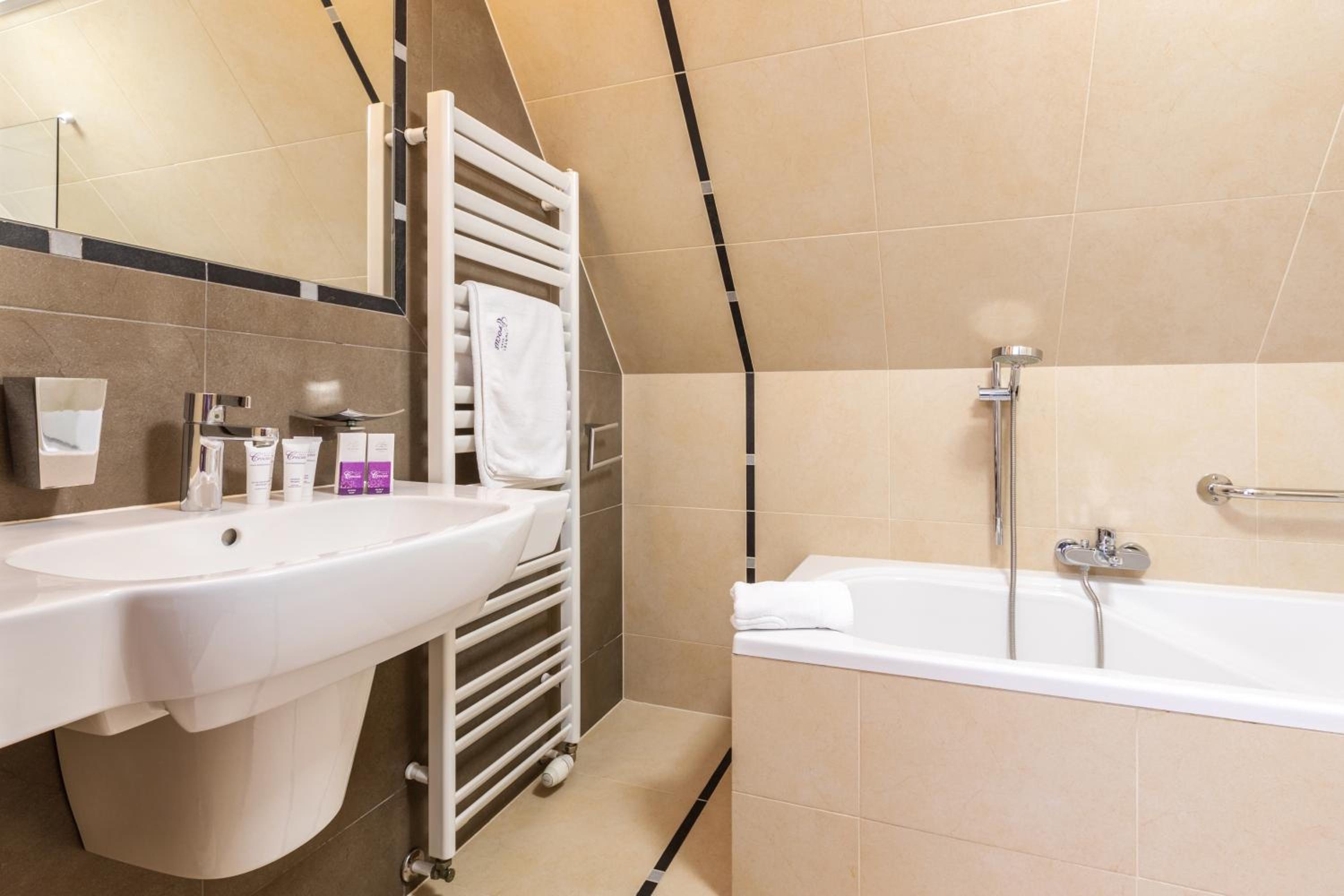 Double Room - Photo 6