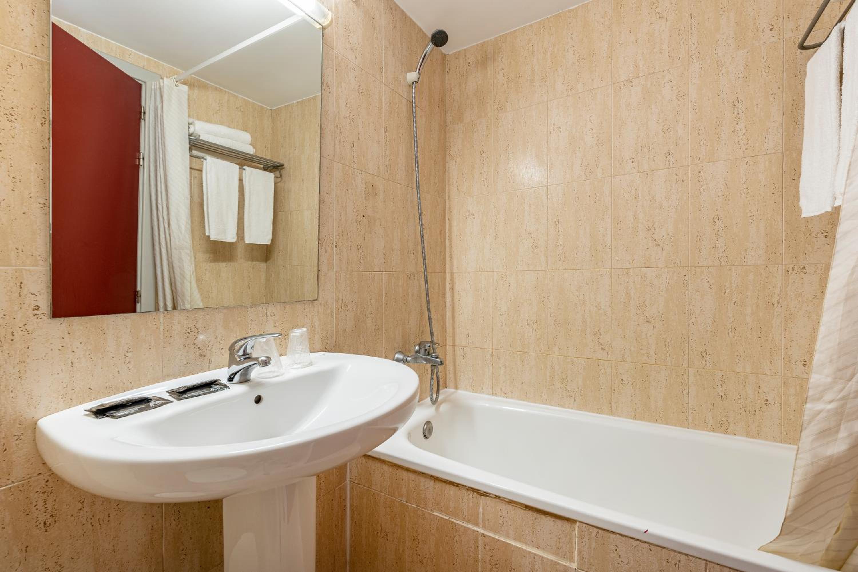 Double Room - Photo 2
