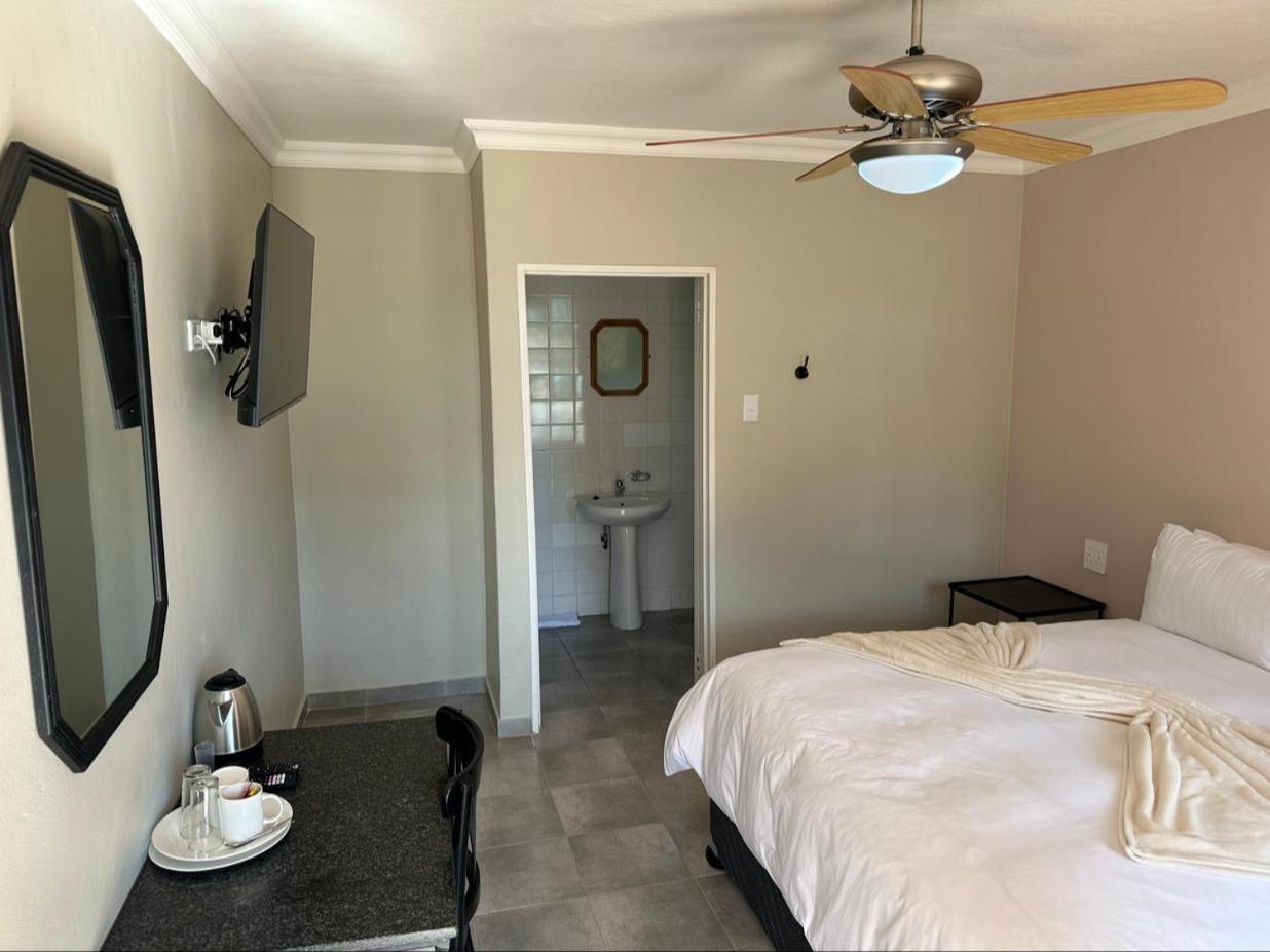 Standard Queen Room photo 3