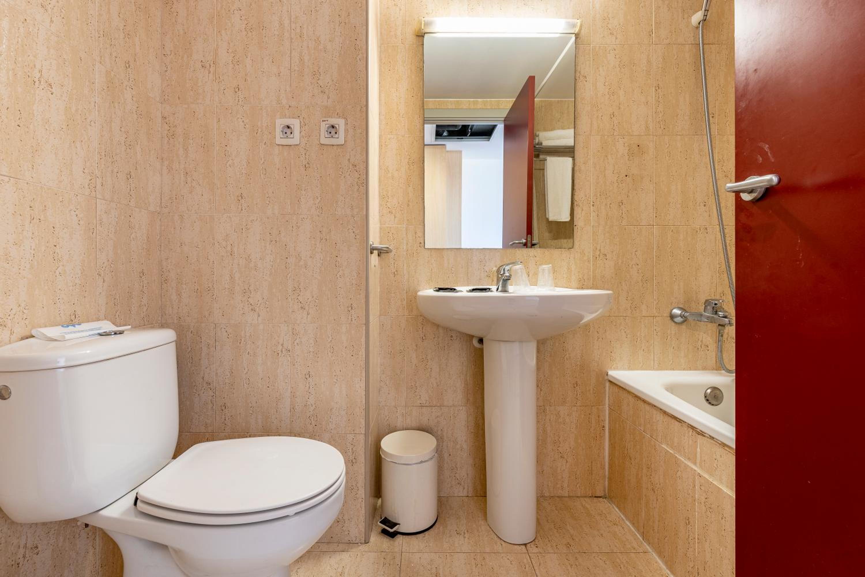 Double Room - Photo 8