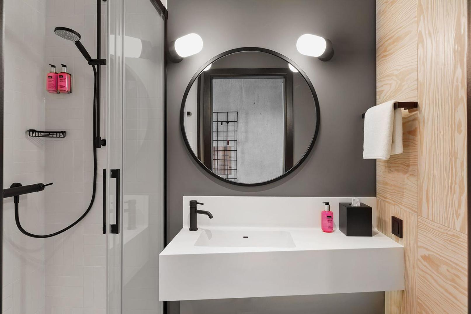 Moxy Standard, Guest room, 1 Queen - Photo 2